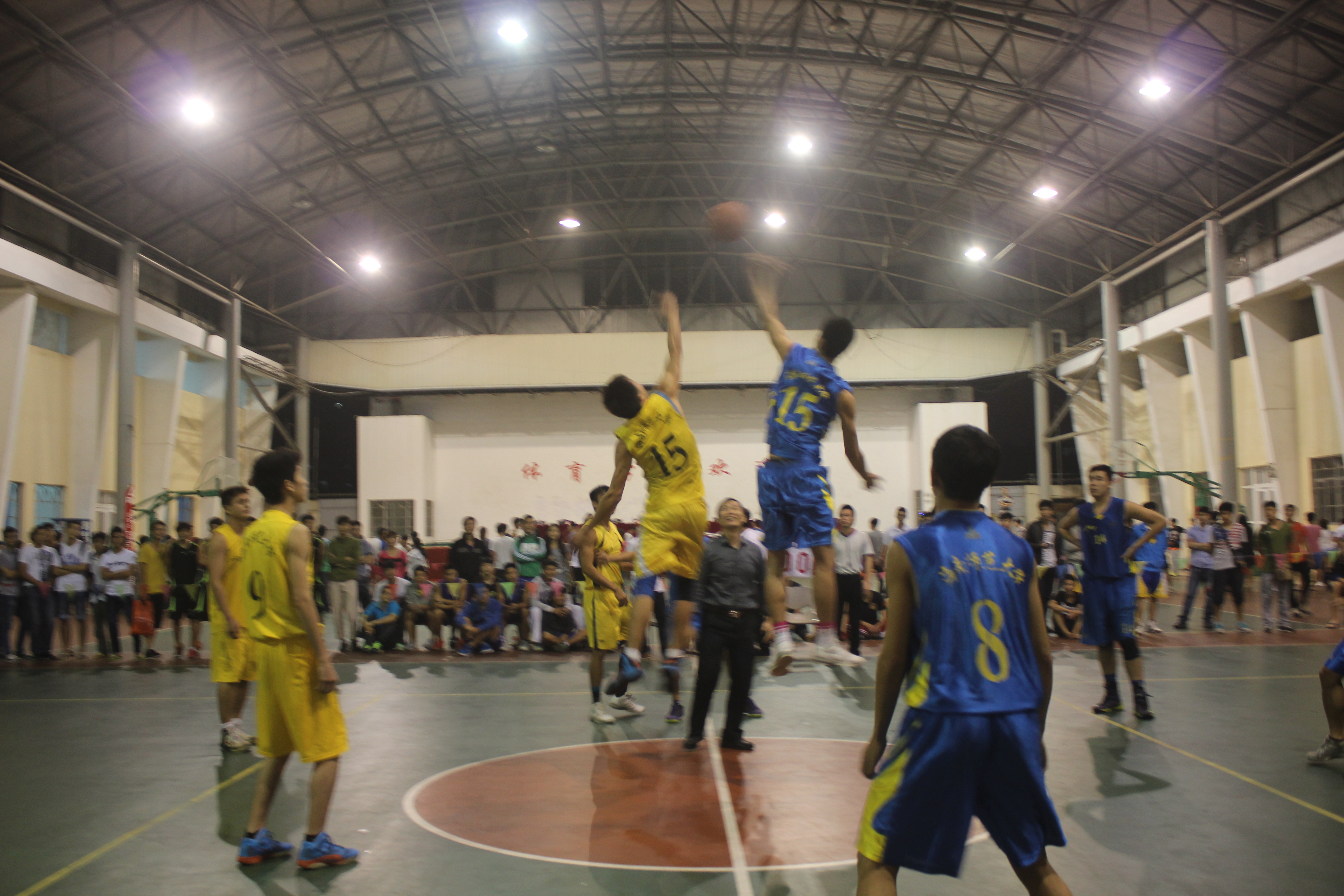 体育学院“欢送杯”篮球赛正式开赛