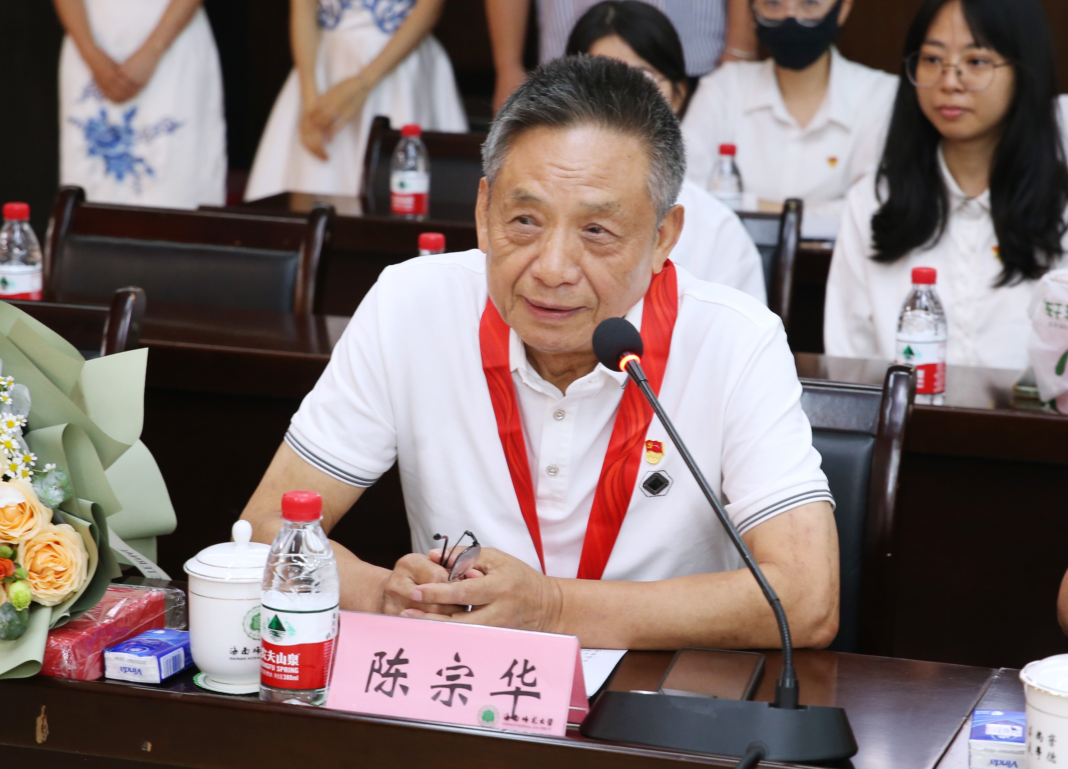 我校举办2024年“光荣在党50年” 纪念章颁发仪式暨“青春・银发”新老党员交流座谈会