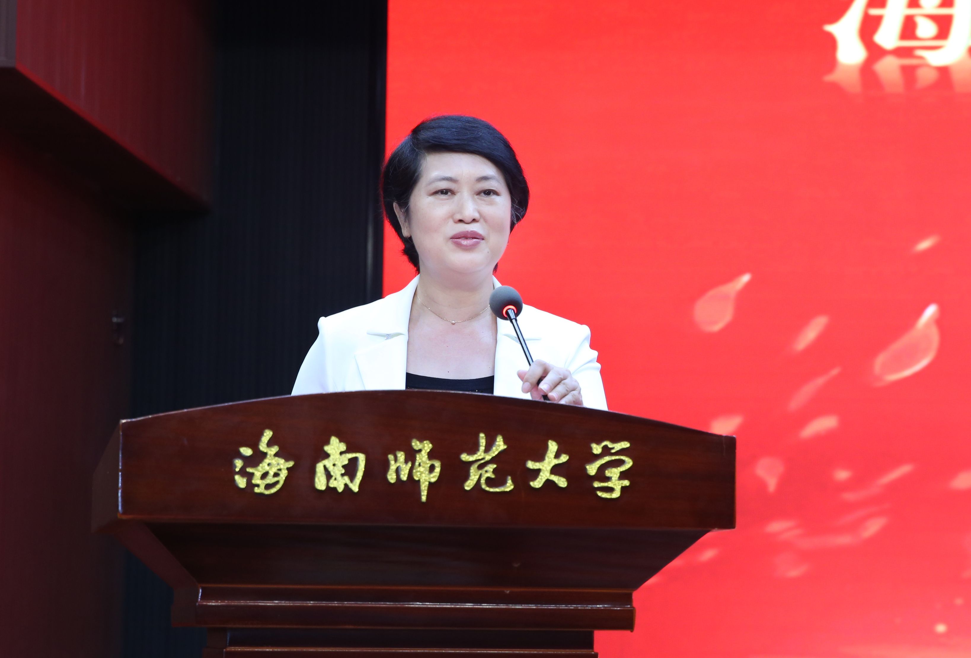 我校举行第三届晓剑海南青年文学奖颁奖典礼