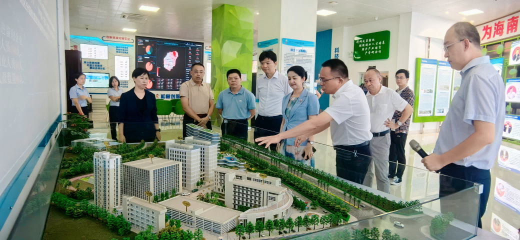 省政府教育总督学李渝凤一行到我校科技园调研座谈