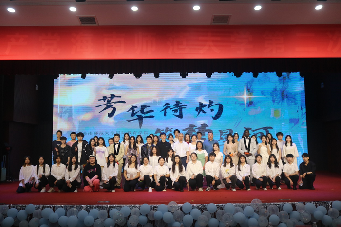 1715757893238666.png 领导老师们同表演人员、后勤工作人员合影留念.png
