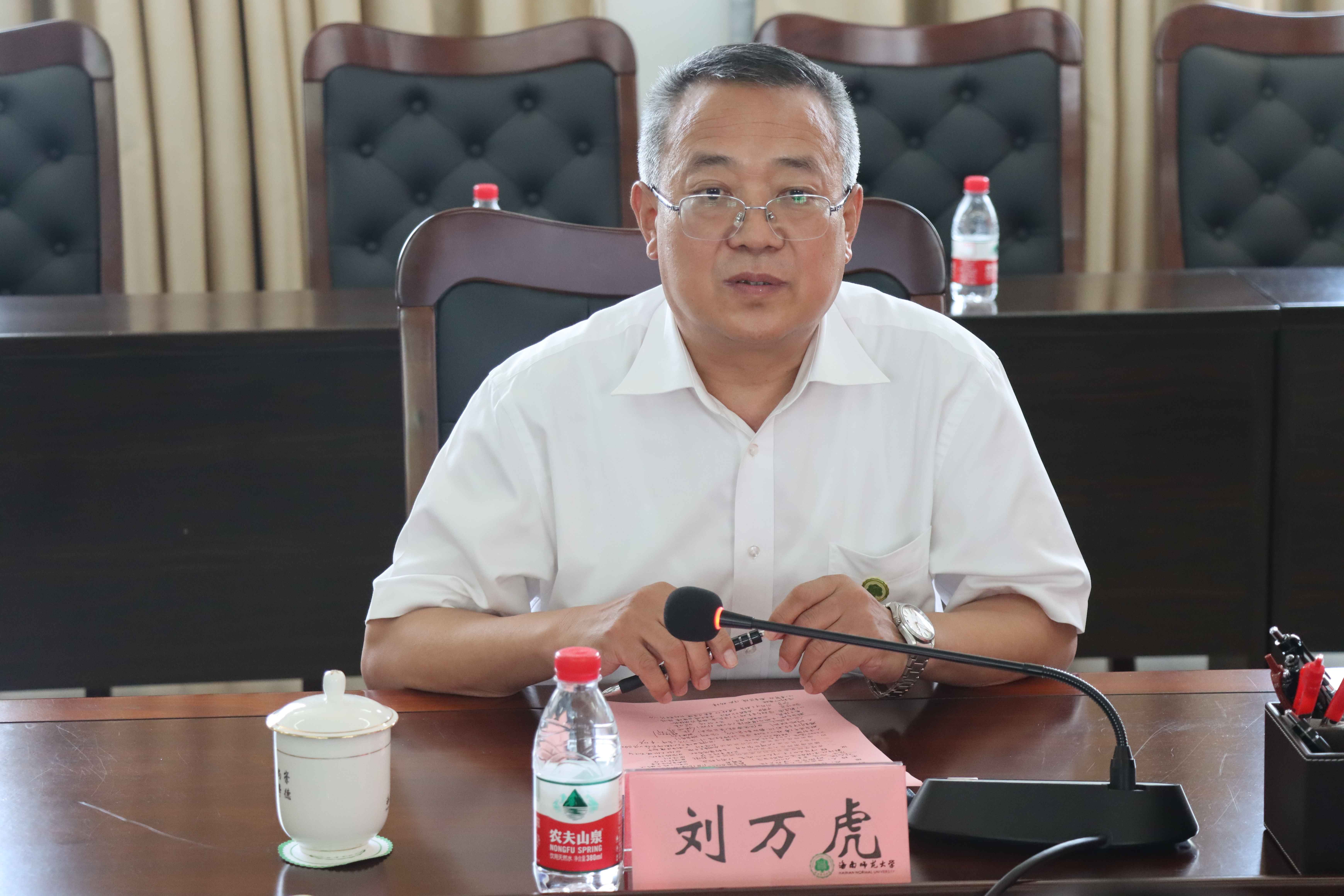 赤峰学院党委书记刘万虎一行到我校调研座谈