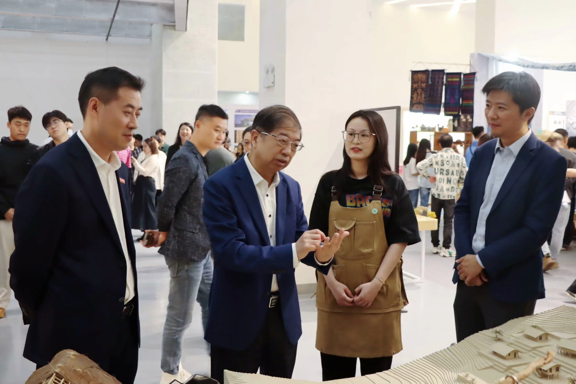   海南省第八届大学生艺术展演活动在我校开幕