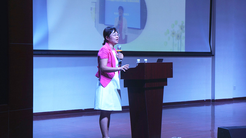 桃李春风沐师品，润物无声宣师德