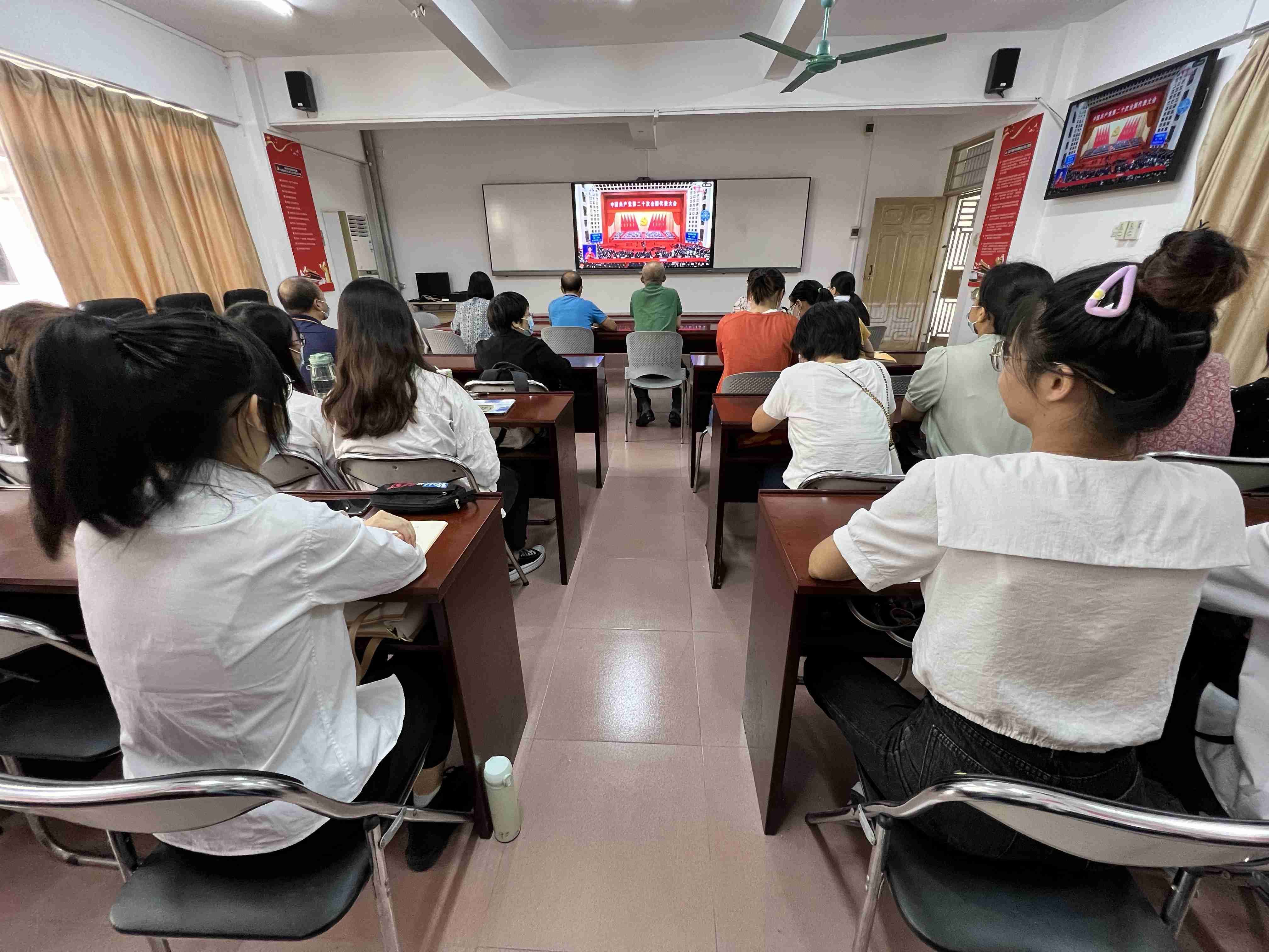  我校组织师生收看党的二十大开幕式