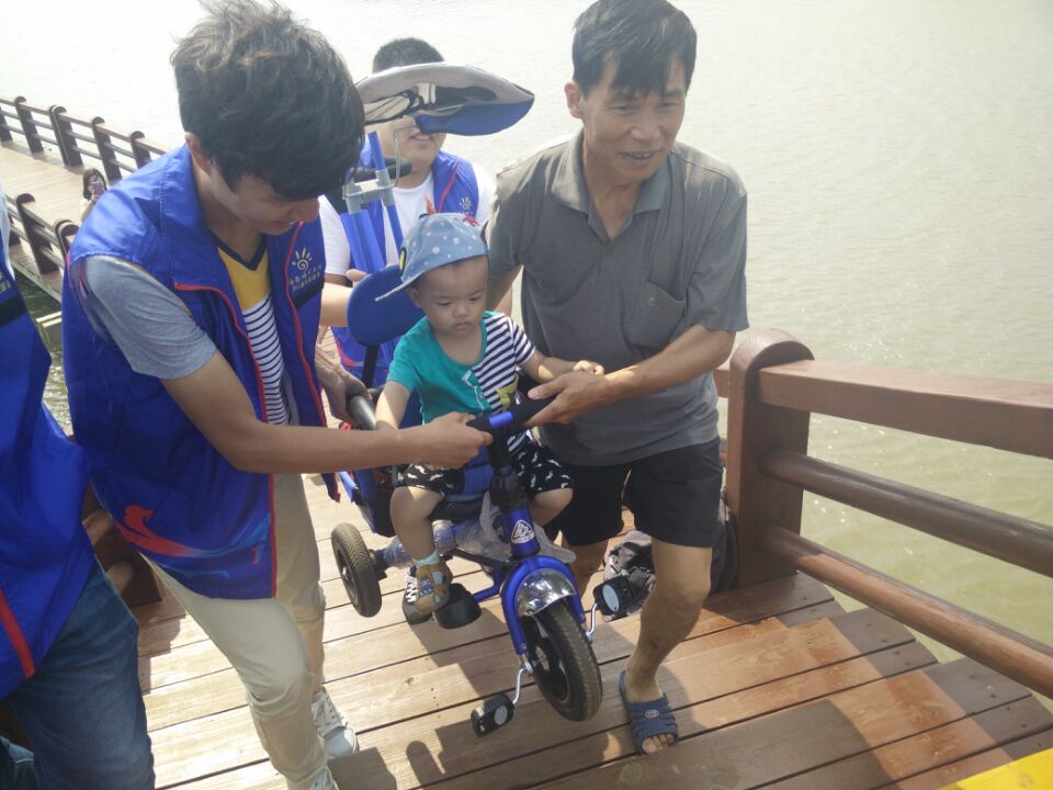 弘扬志愿精神 树立文明作风——记经济与管理学院红树林志愿活动