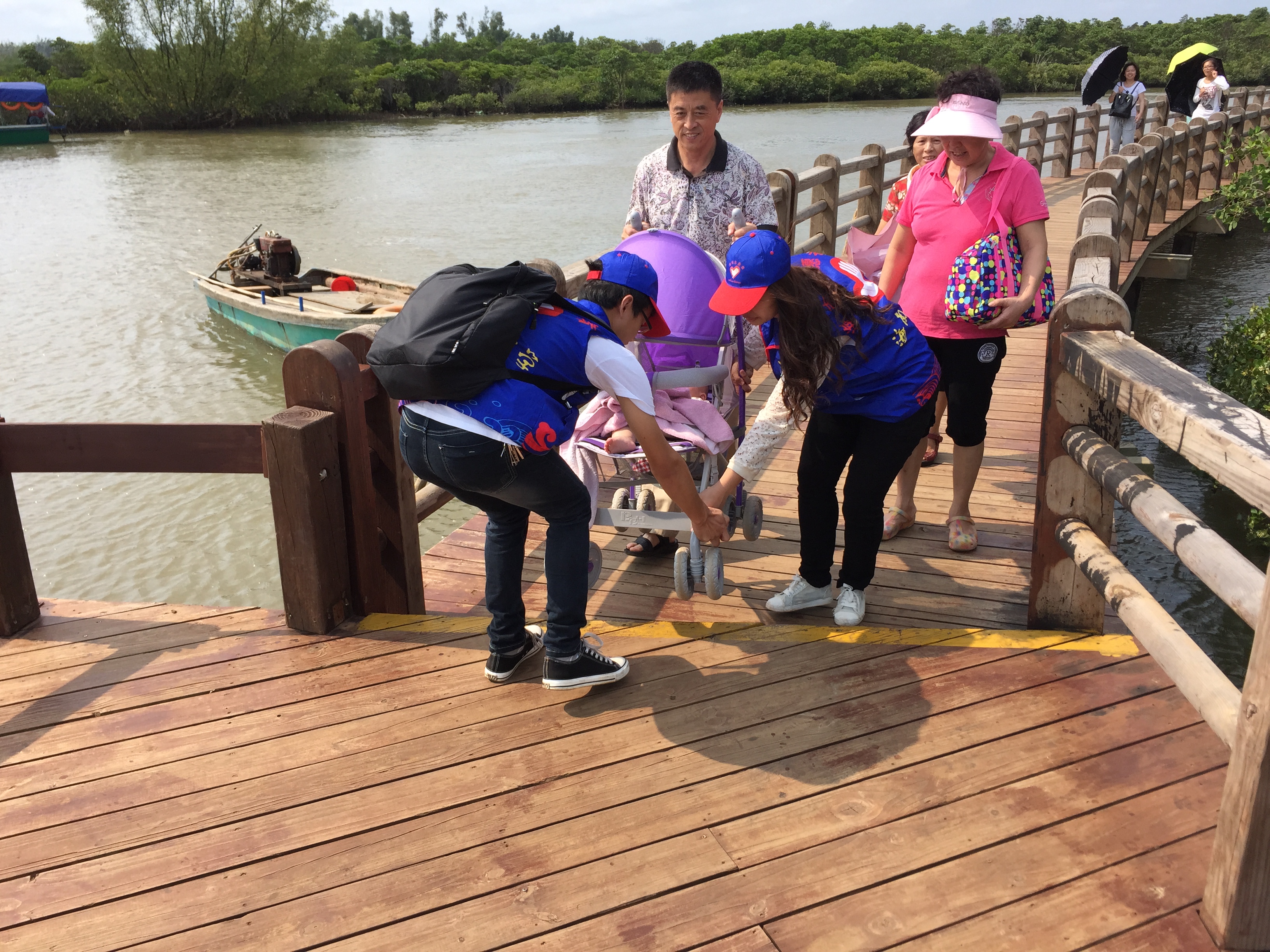 弘扬志愿精神 树立文明作风——记经济与管理学院红树林志愿活动