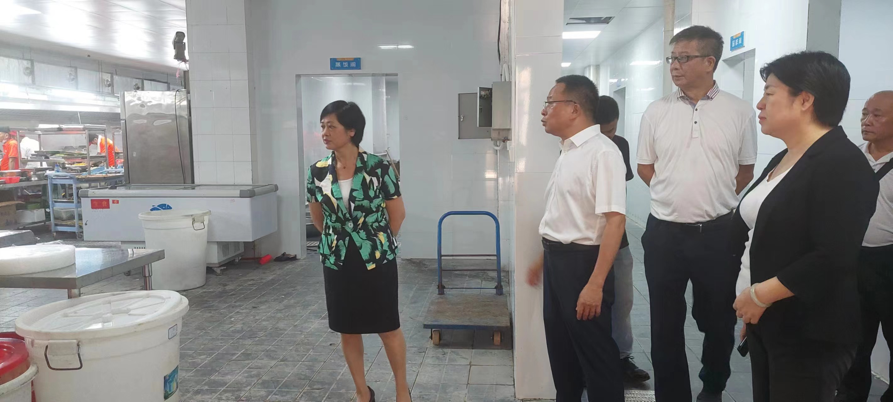 校领导检查指导开学准备工作