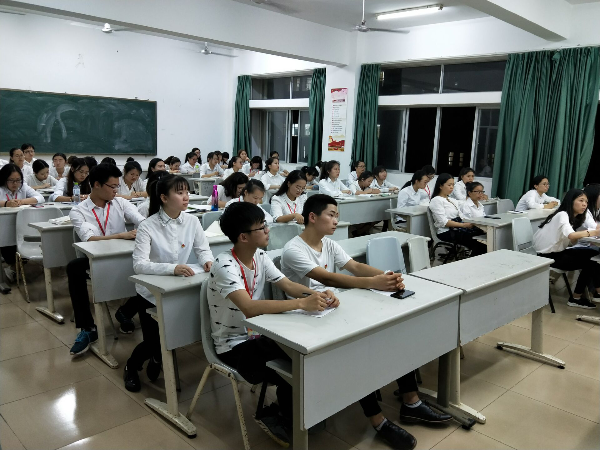 青年之声・聆听红色故事,学习“两会”精神