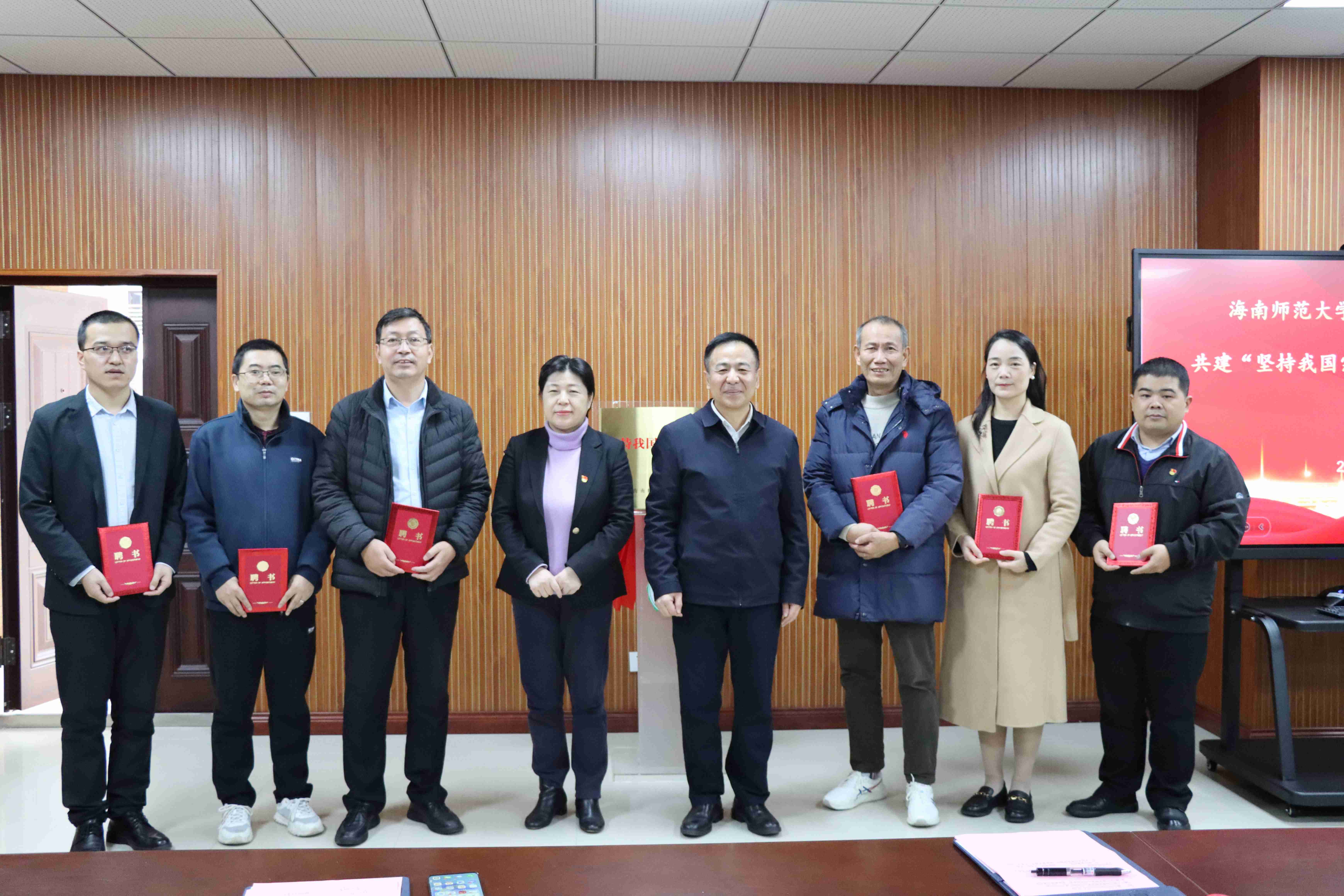 “坚持我国宗教中国化方向研究中心”在我校揭牌成立