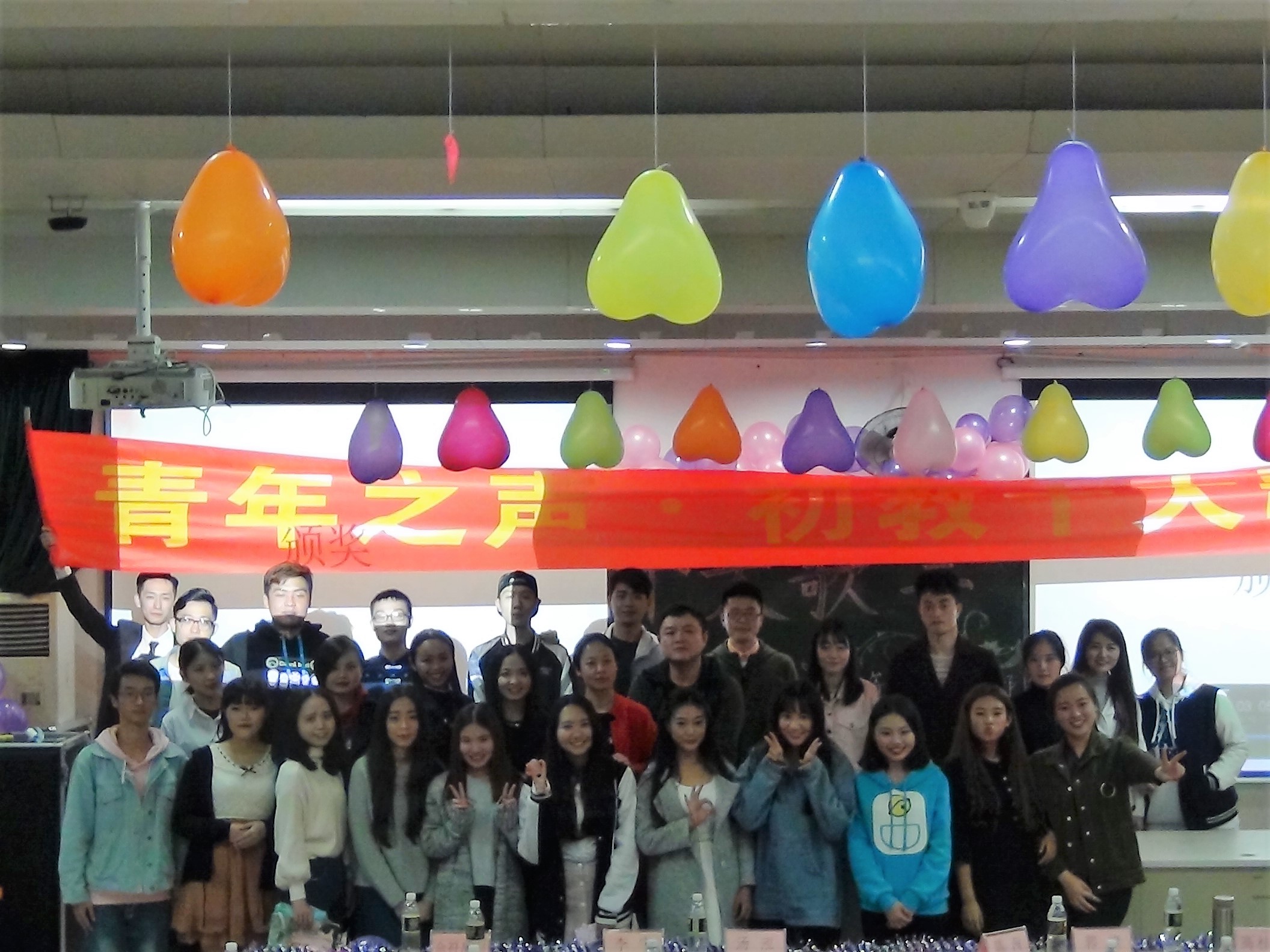 青春在舞台上绽放，活力在音符间飘扬--―记初等教育学院“十大歌手”决赛 