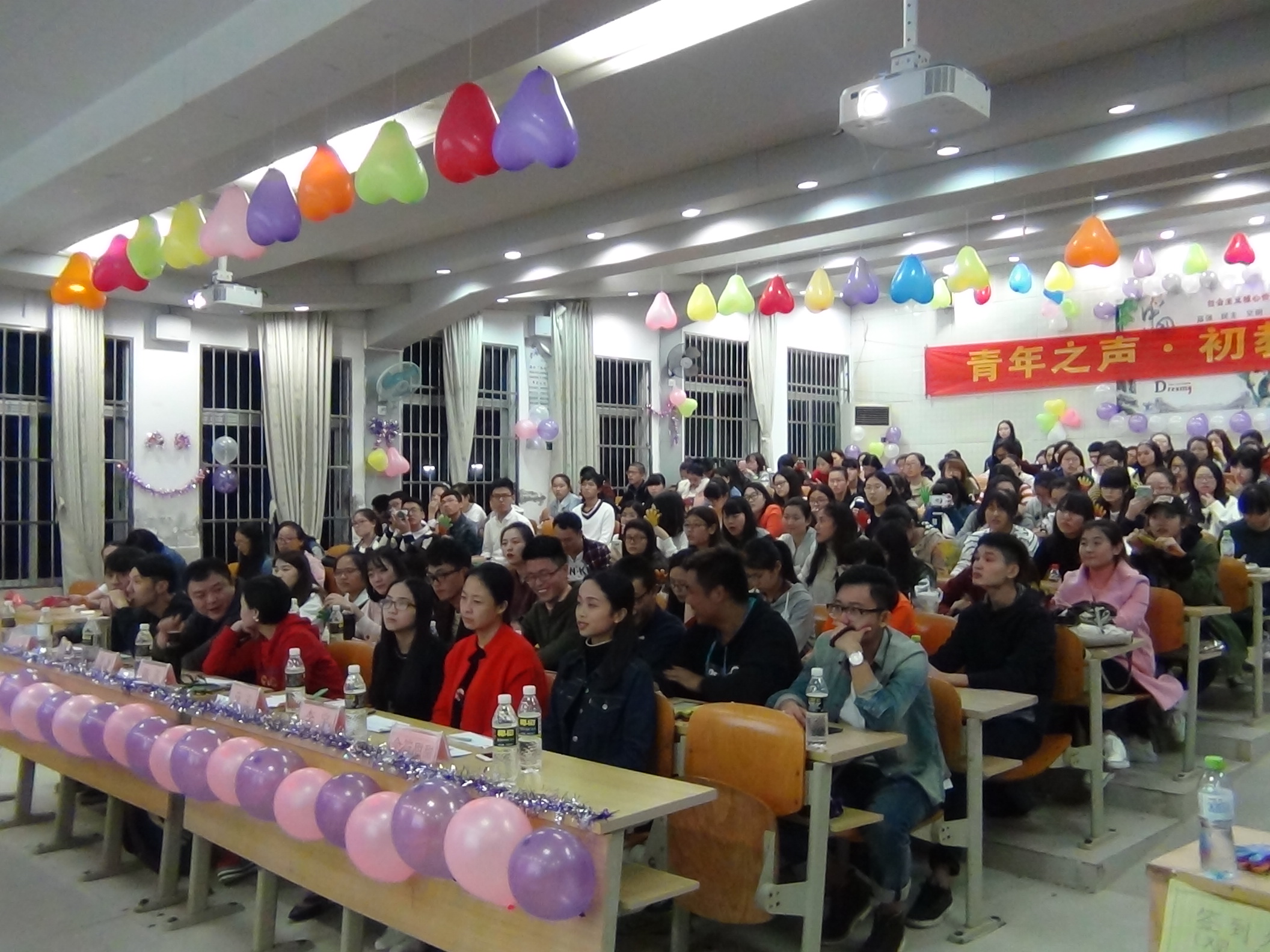 青春在舞台上绽放，活力在音符间飘扬--―记初等教育学院“十大歌手”决赛 