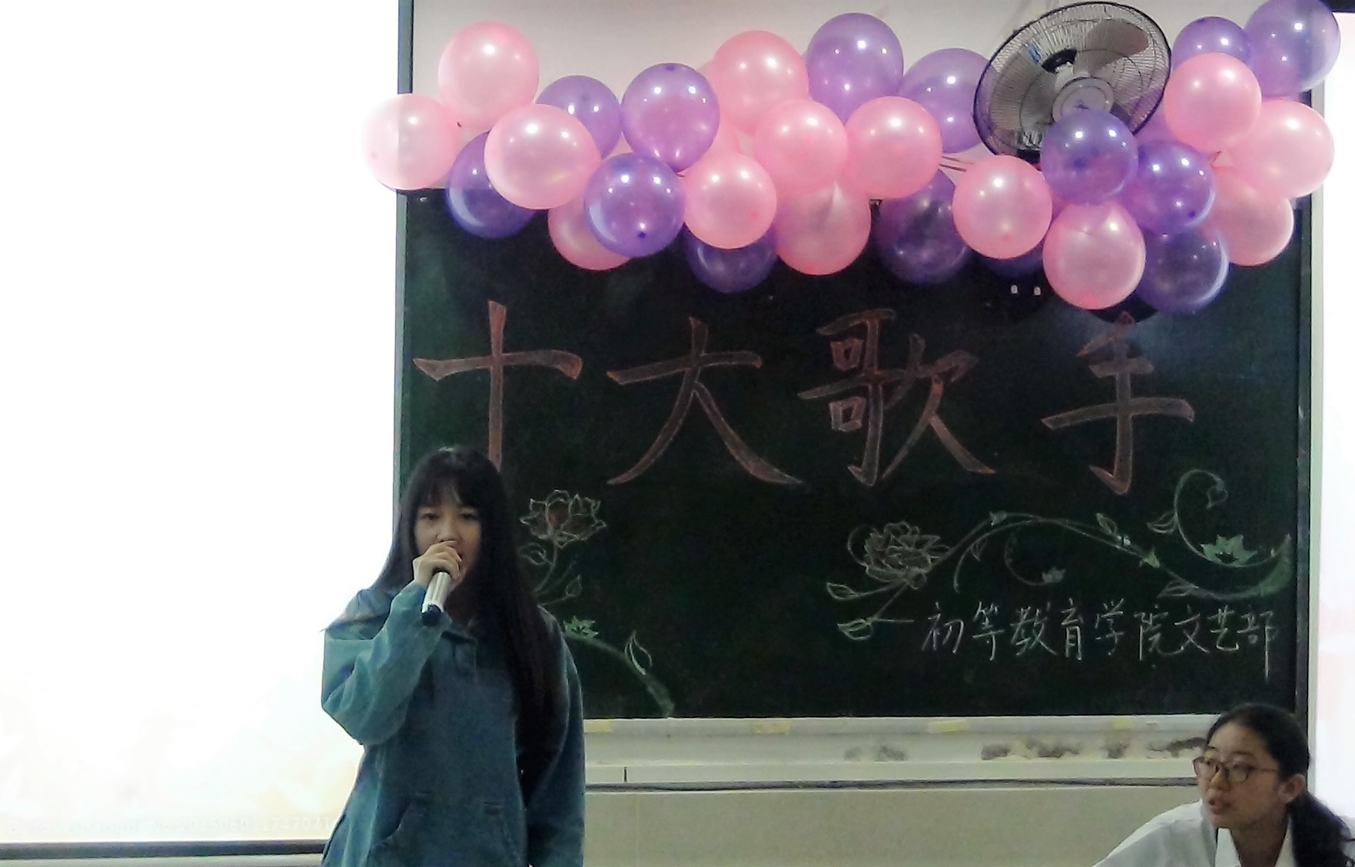 青春在舞台上绽放，活力在音符间飘扬--―记初等教育学院“十大歌手”决赛 