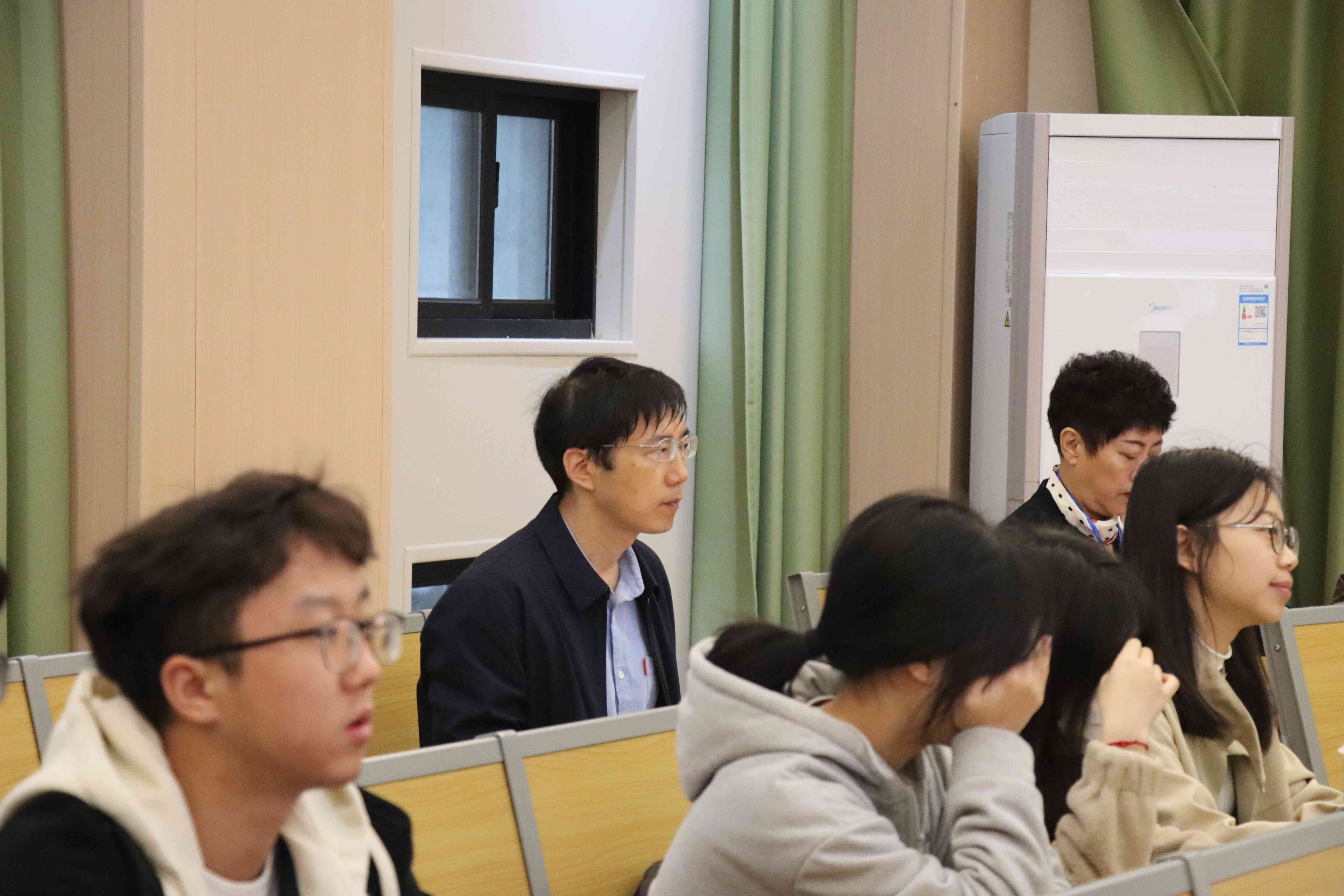 校领导检查开学工作并深入课堂听课