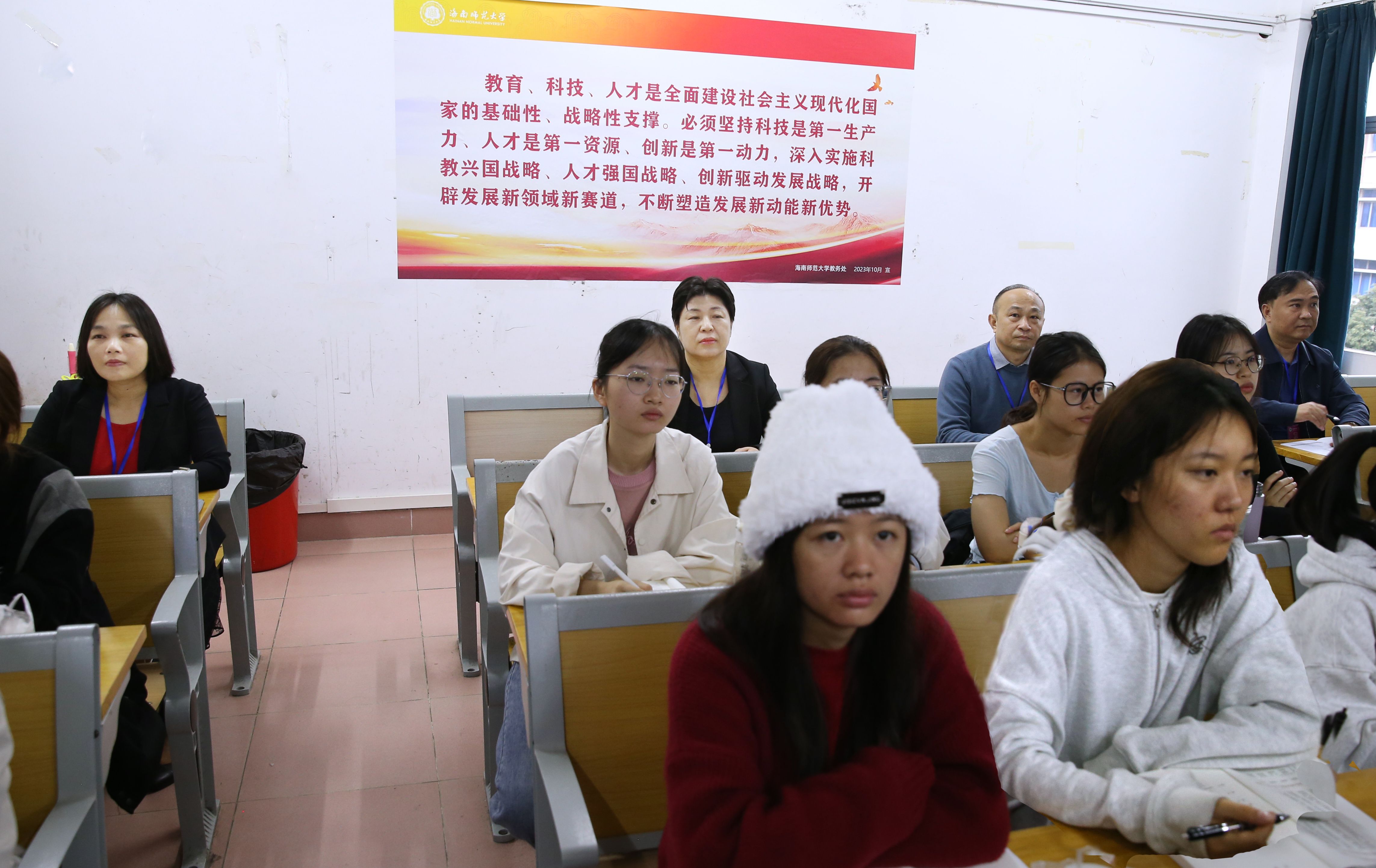 校领导检查开学工作并深入课堂听课