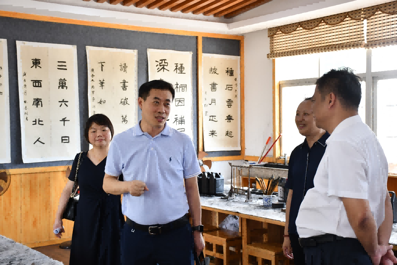 校领导观看教师教育学院暑期“三下乡”活动收官节目汇演