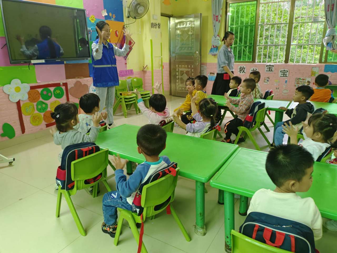 我校开展雷锋志愿服务活动