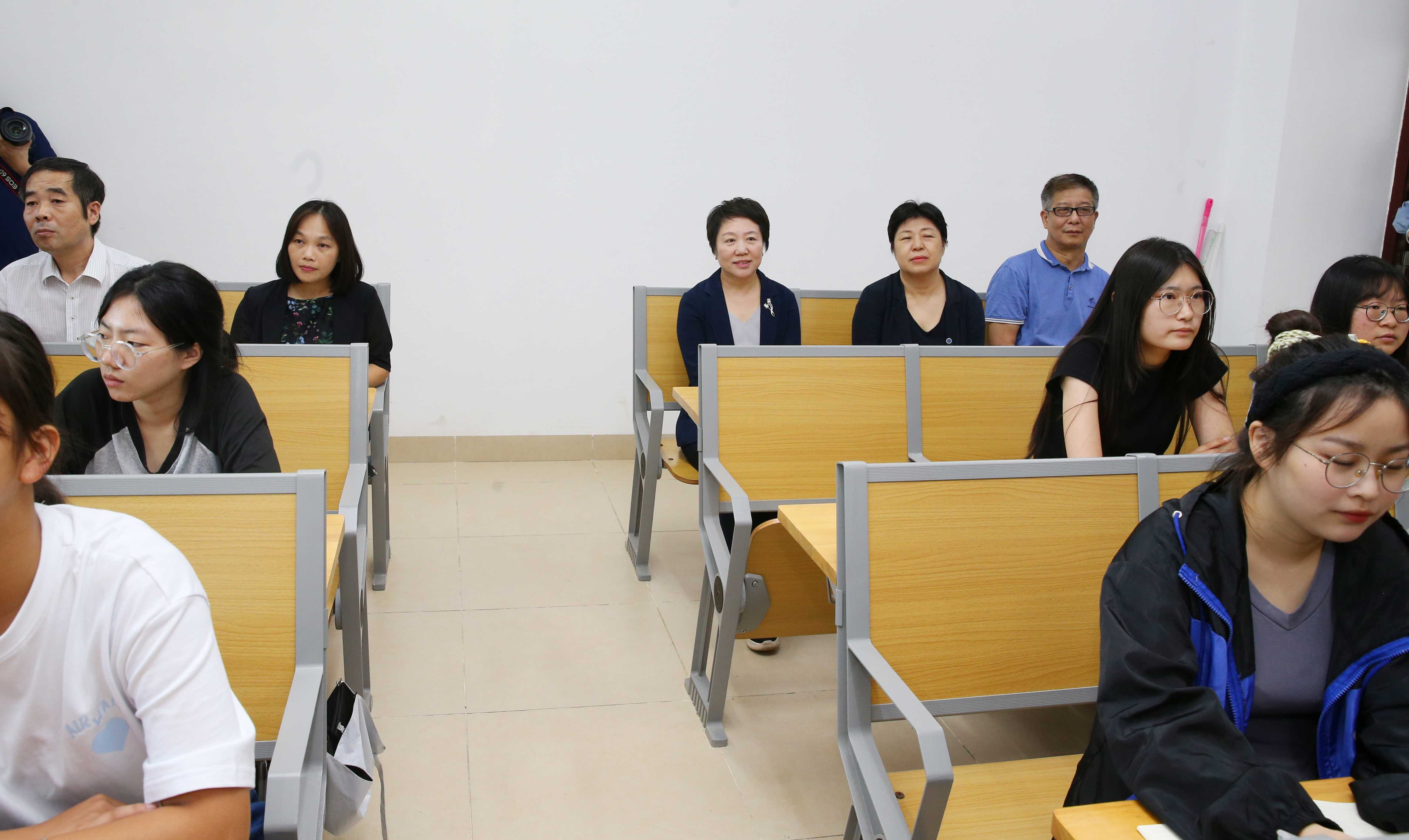 省教育厅党委书记曹献坤一行来我校检查开学工作