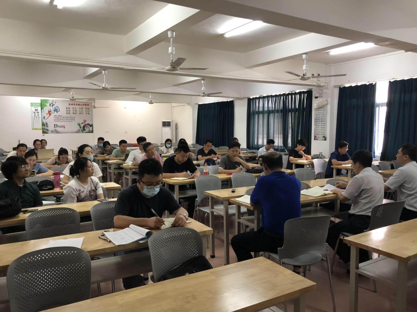 新闻传播与影视学院召开 “我为加快推进海南自由贸易港建设作贡献”学习研讨会