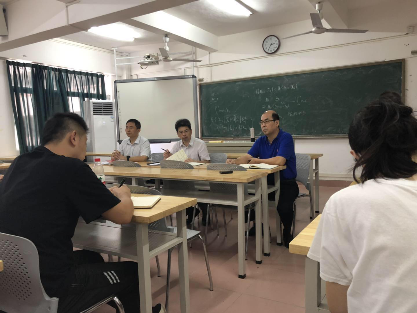 新闻传播与影视学院召开 “我为加快推进海南自由贸易港建设作贡献”学习研讨会