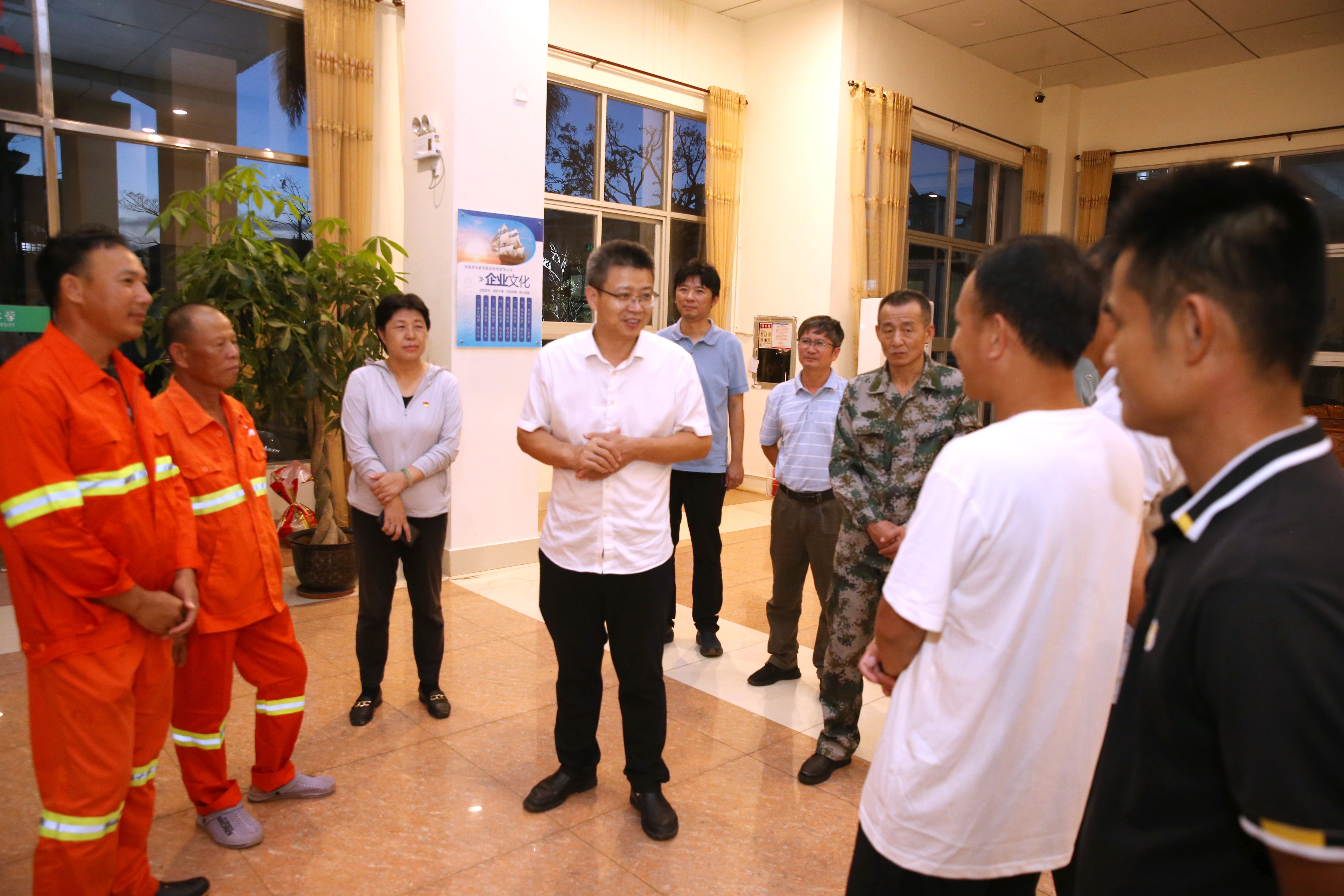 省纪委副书记贺敬平到我校看望慰问支援我校的屯昌市政、陵水环卫人员