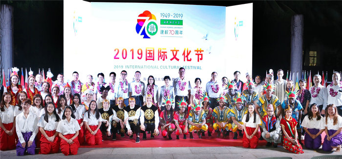 1573177660932853.jpg 校领导与留学生合影留念.jpg