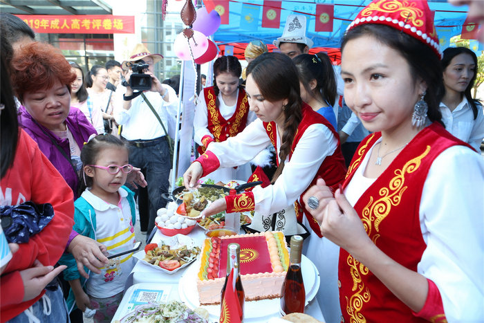 1573177495712615.jpg 留学生们准备各式各色美食.jpg