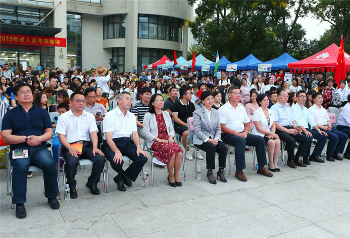 1573177565225748.jpg 校领导现场观看国际文化节活动.jpg