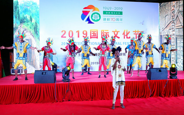 1573177628938050.jpg 非洲留学生们准备精彩节目.jpg