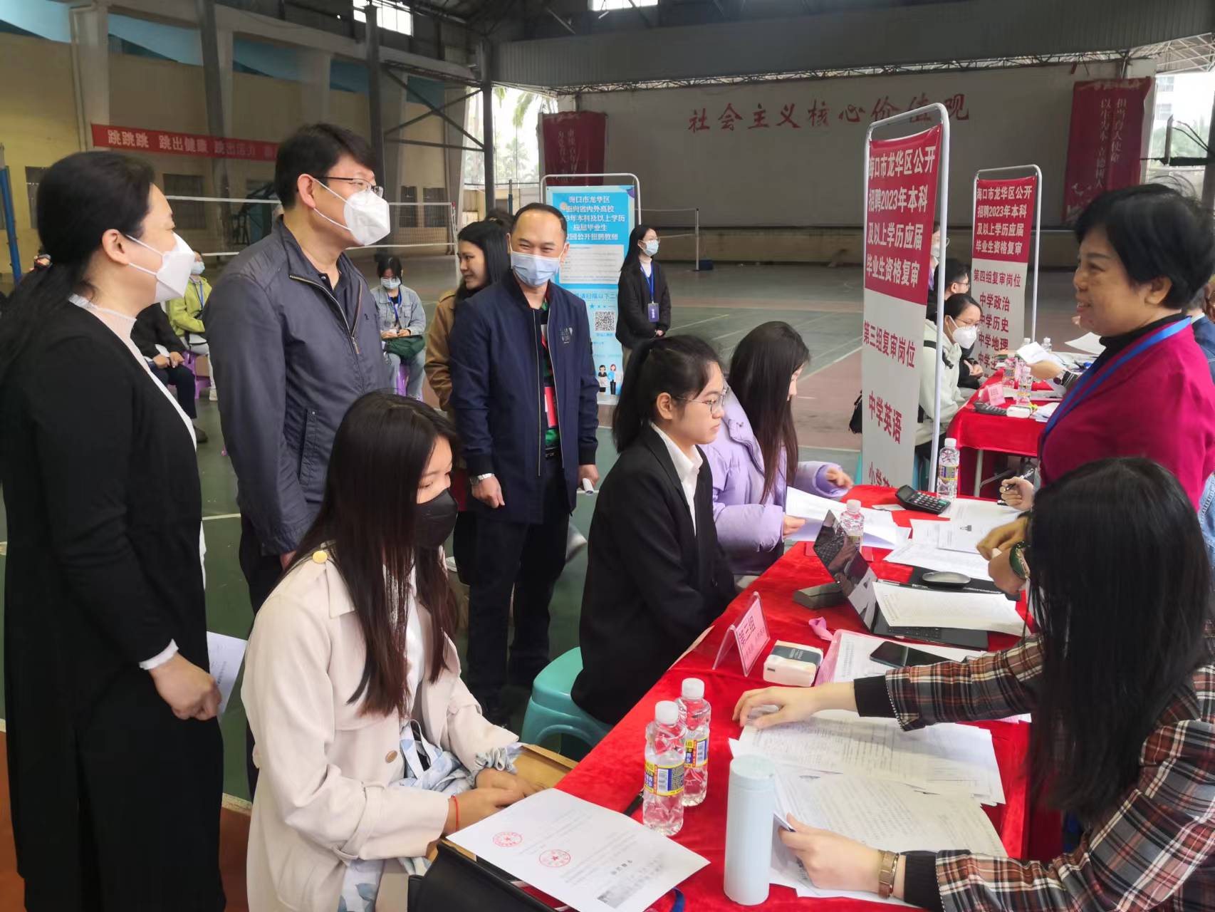 海口市龙华区教育局来我校招聘毕业生