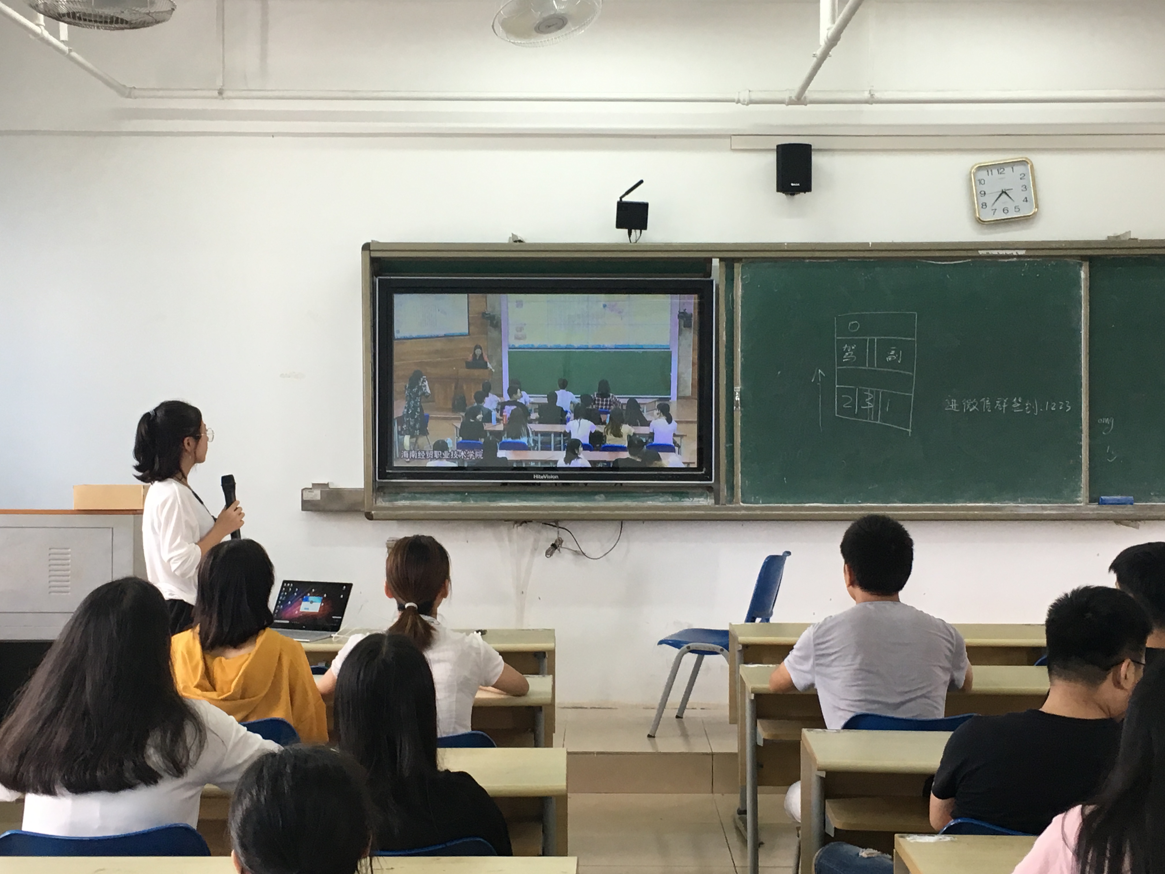 我校省级精品在线开放课程《花鸟画》 第一次全国直播互动见面课