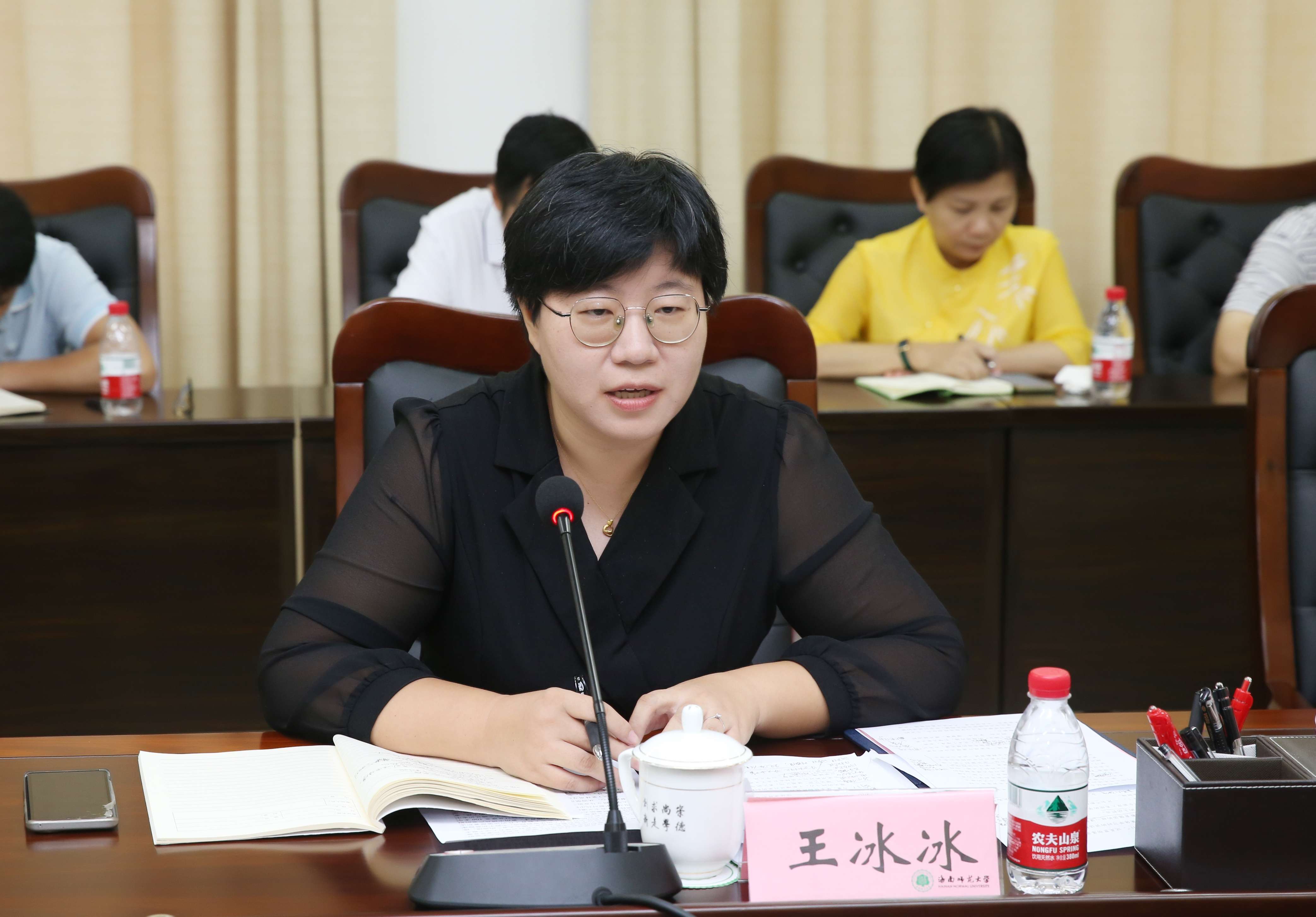  从遵义会议伟大历史转折及新时代十年伟大成就中感悟“两个确立”的决定性意义坚决做到“两个维护”--我校党委理论中心组召开专题学习会