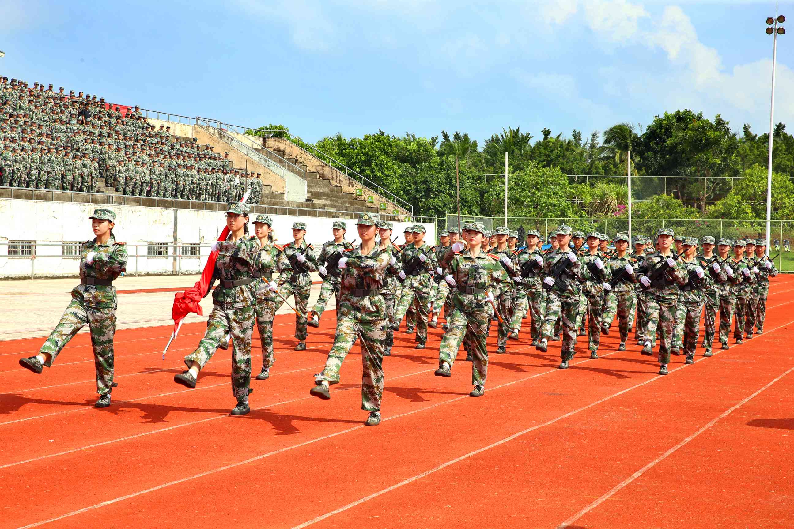 烈阳下昂扬前行 汗水中铸就军魂――星空游戏官方举行2023级本科生军训汇报表演暨总结表彰大会