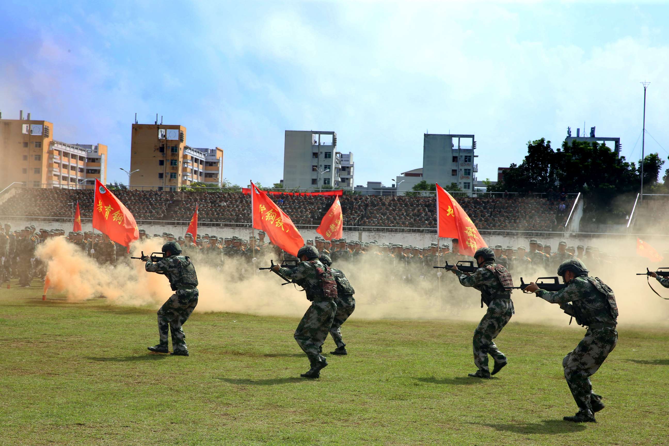烈阳下昂扬前行 汗水中铸就军魂――星空游戏官方举行2023级本科生军训汇报表演暨总结表彰大会