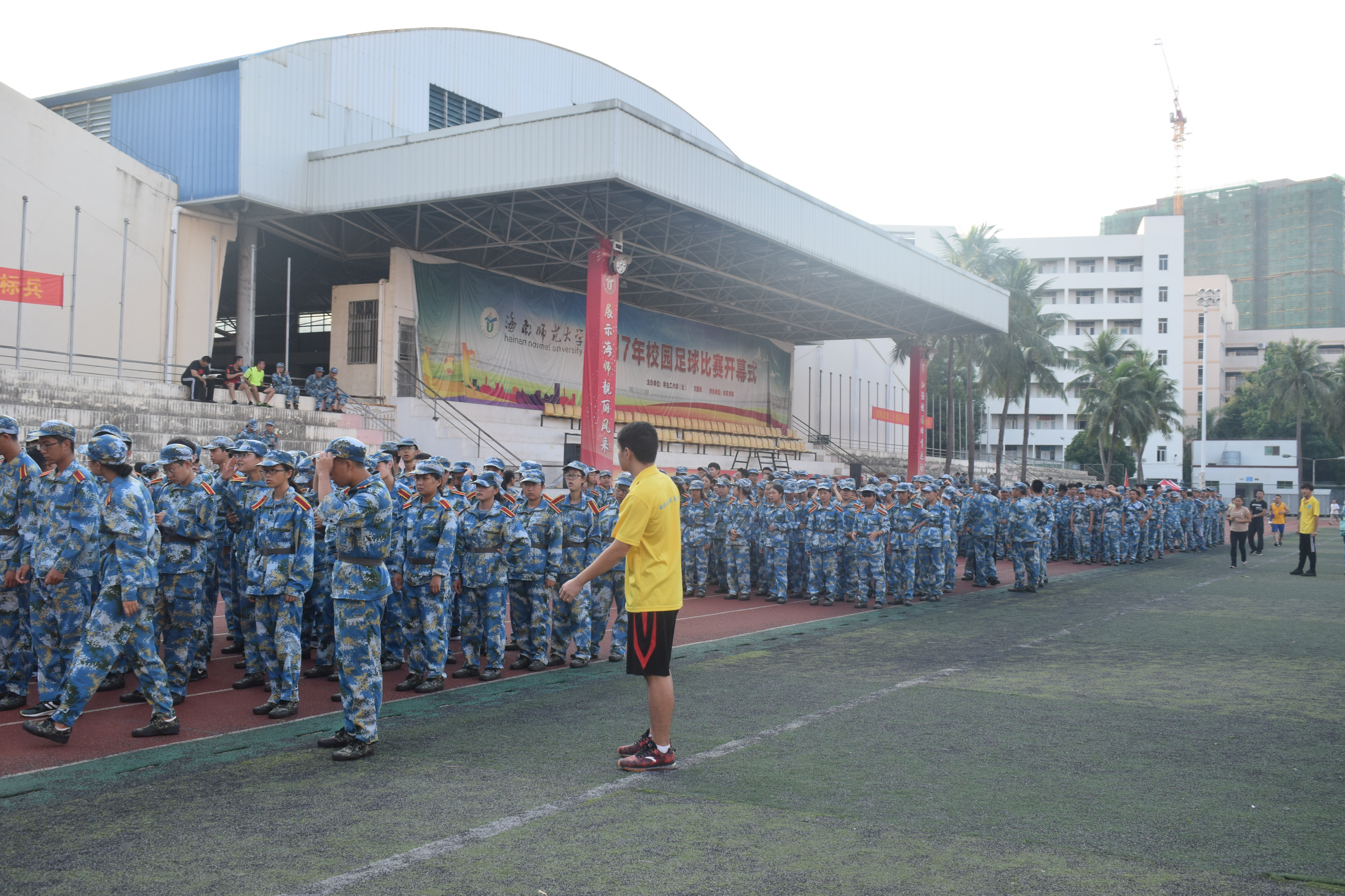 青年之声・记物理与电子工程学院新生军训拉练晨跑