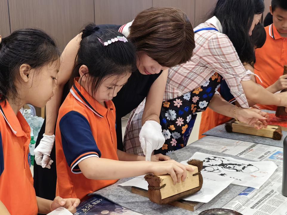 我校图书馆“古籍文化进校园”活动走进东方