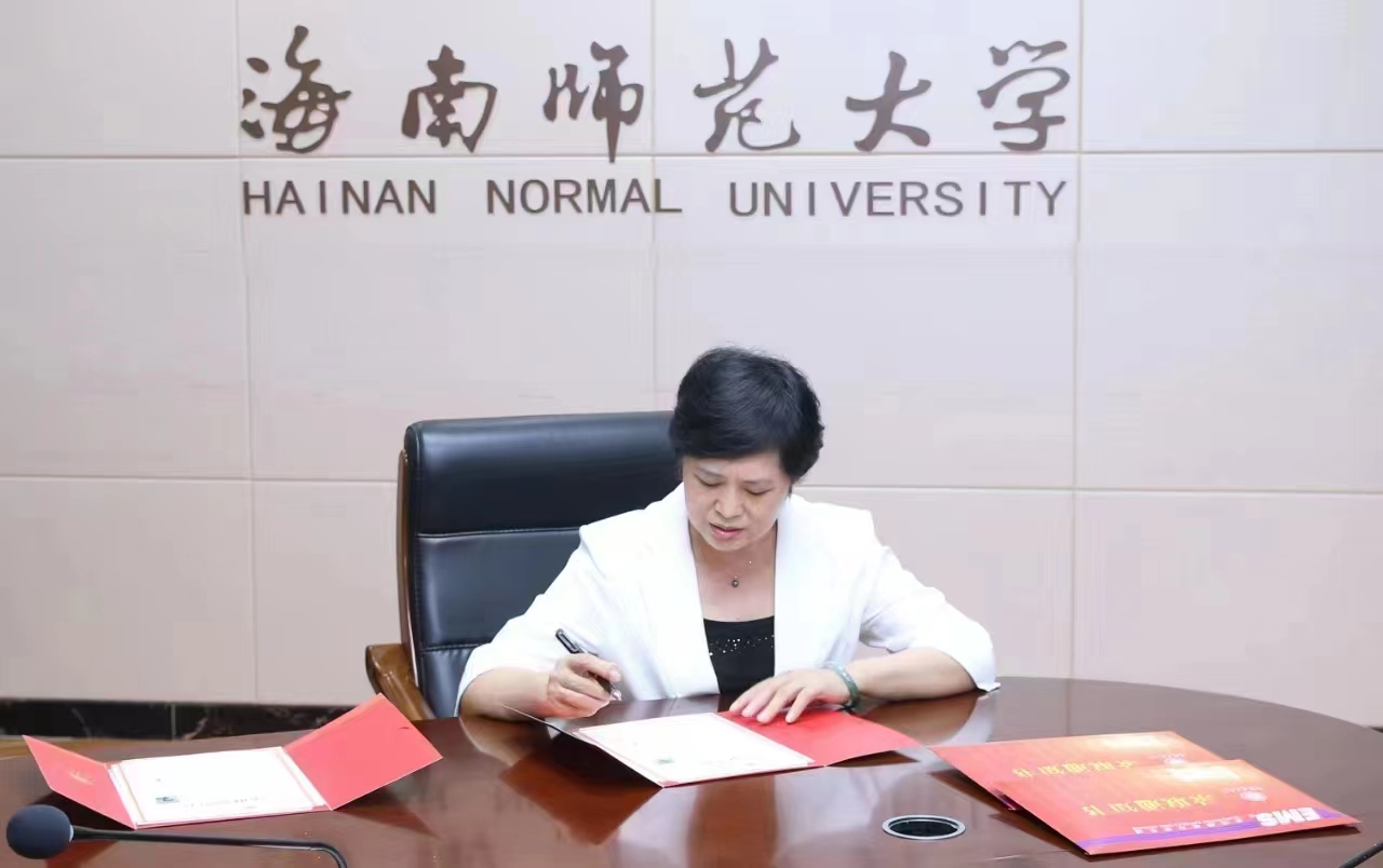 校长过建春为2023级0001和0002号新生颁发录取通知书