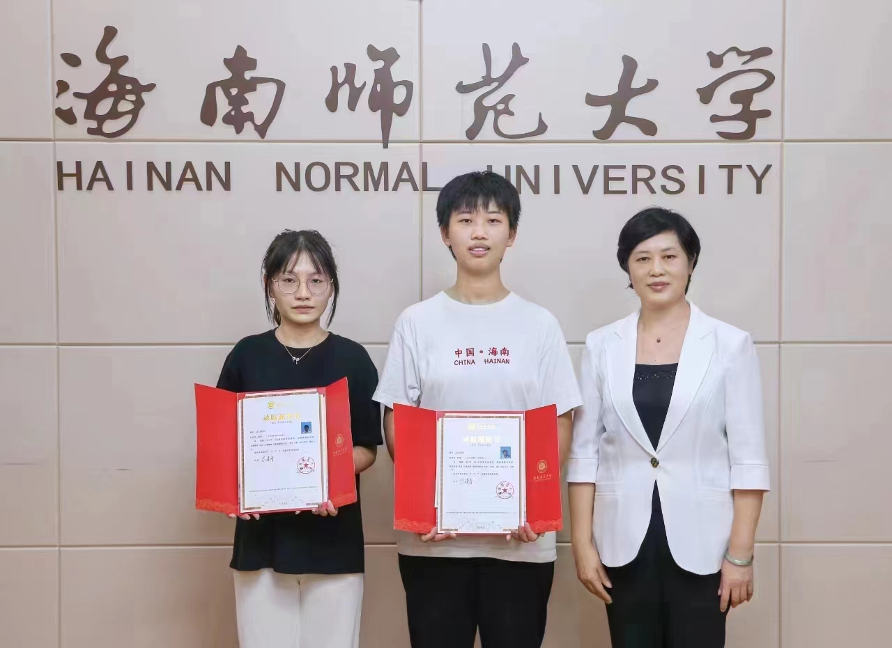 校长过建春为2023级0001和0002号新生颁发录取通知书