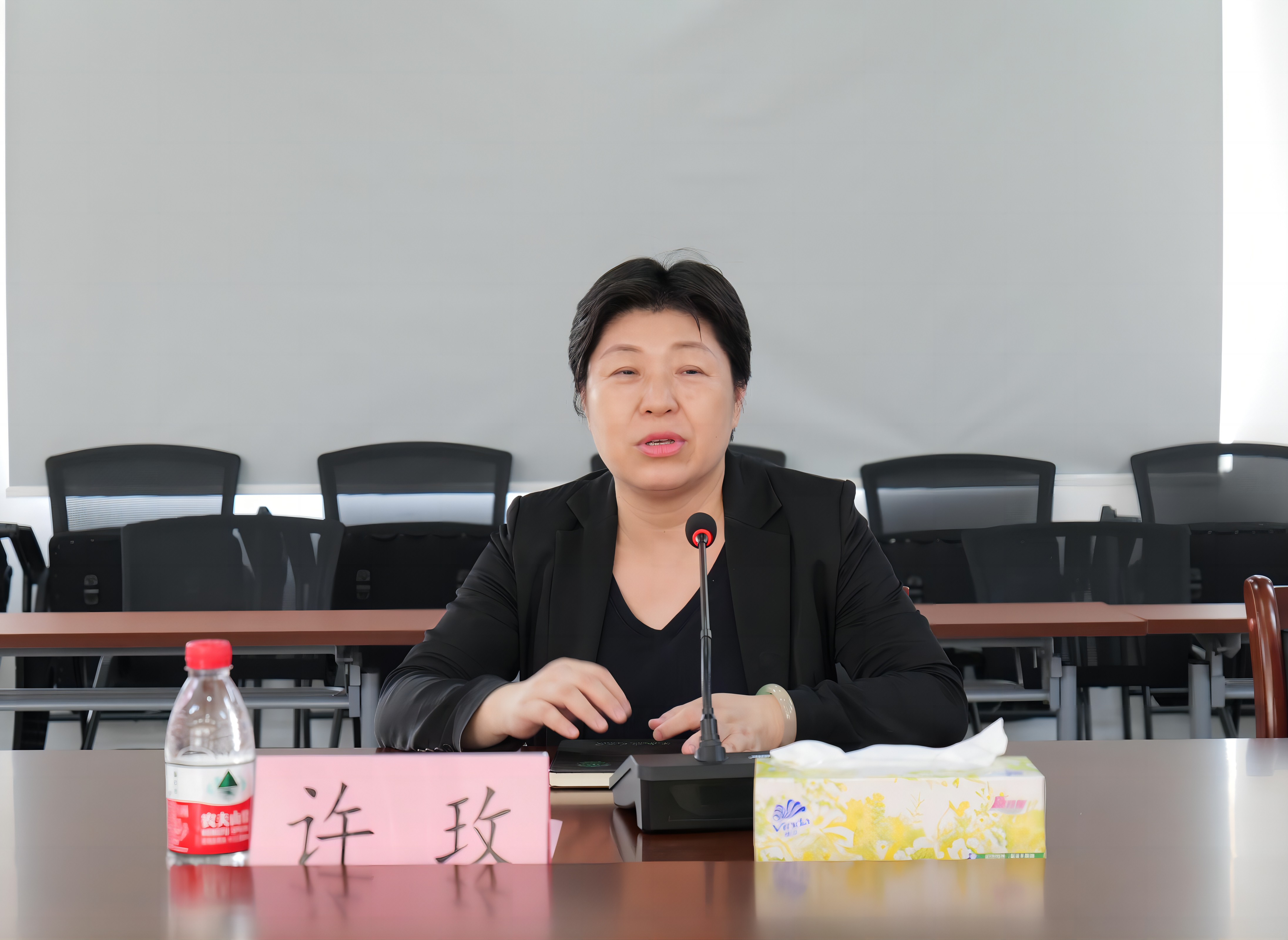 许玫出席信息科学技术学院党建工作座谈会