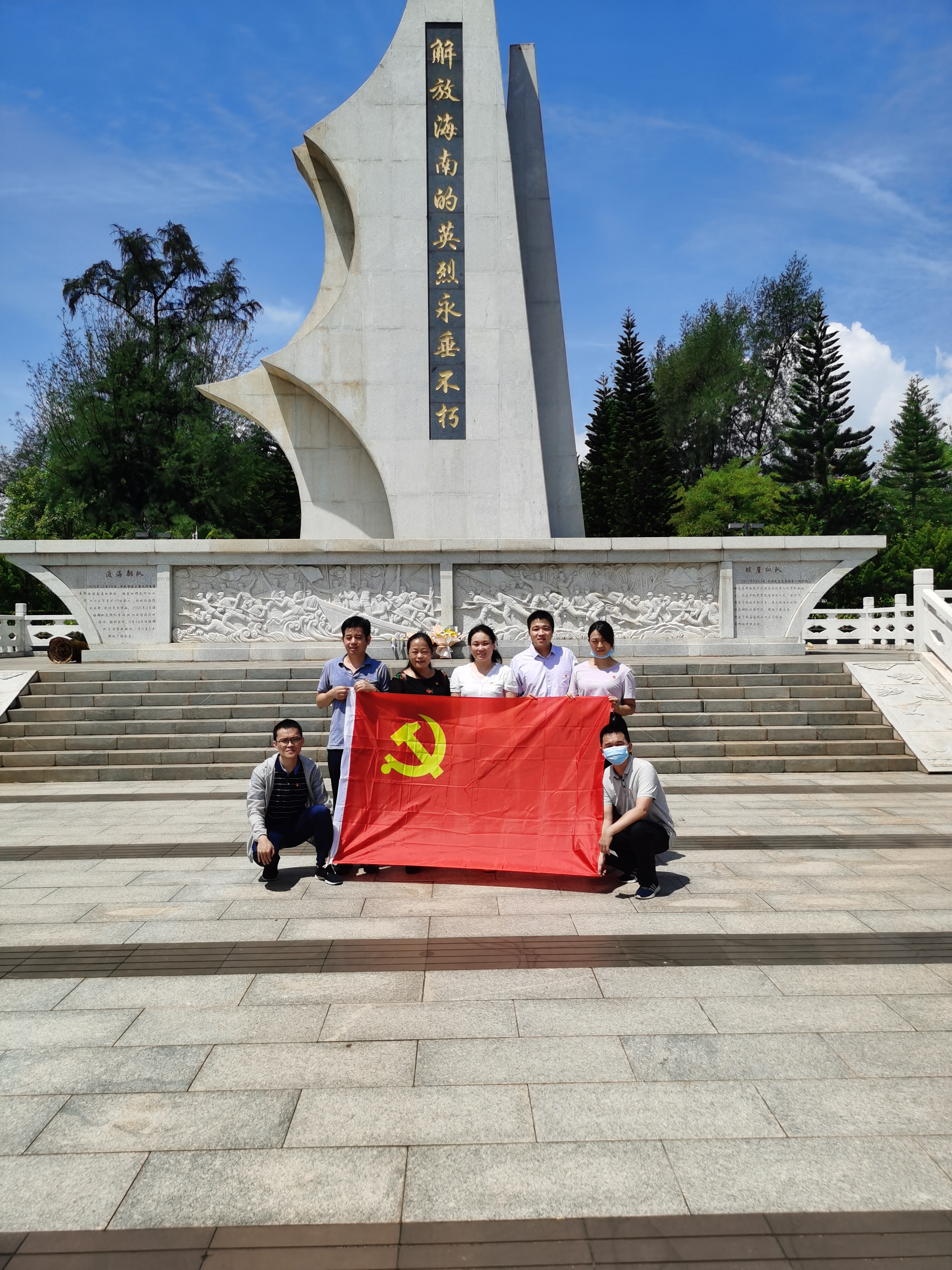 机关党委第十三党支部（招生就业处）举行“缅怀革命先烈，重温入党誓词”党日活动