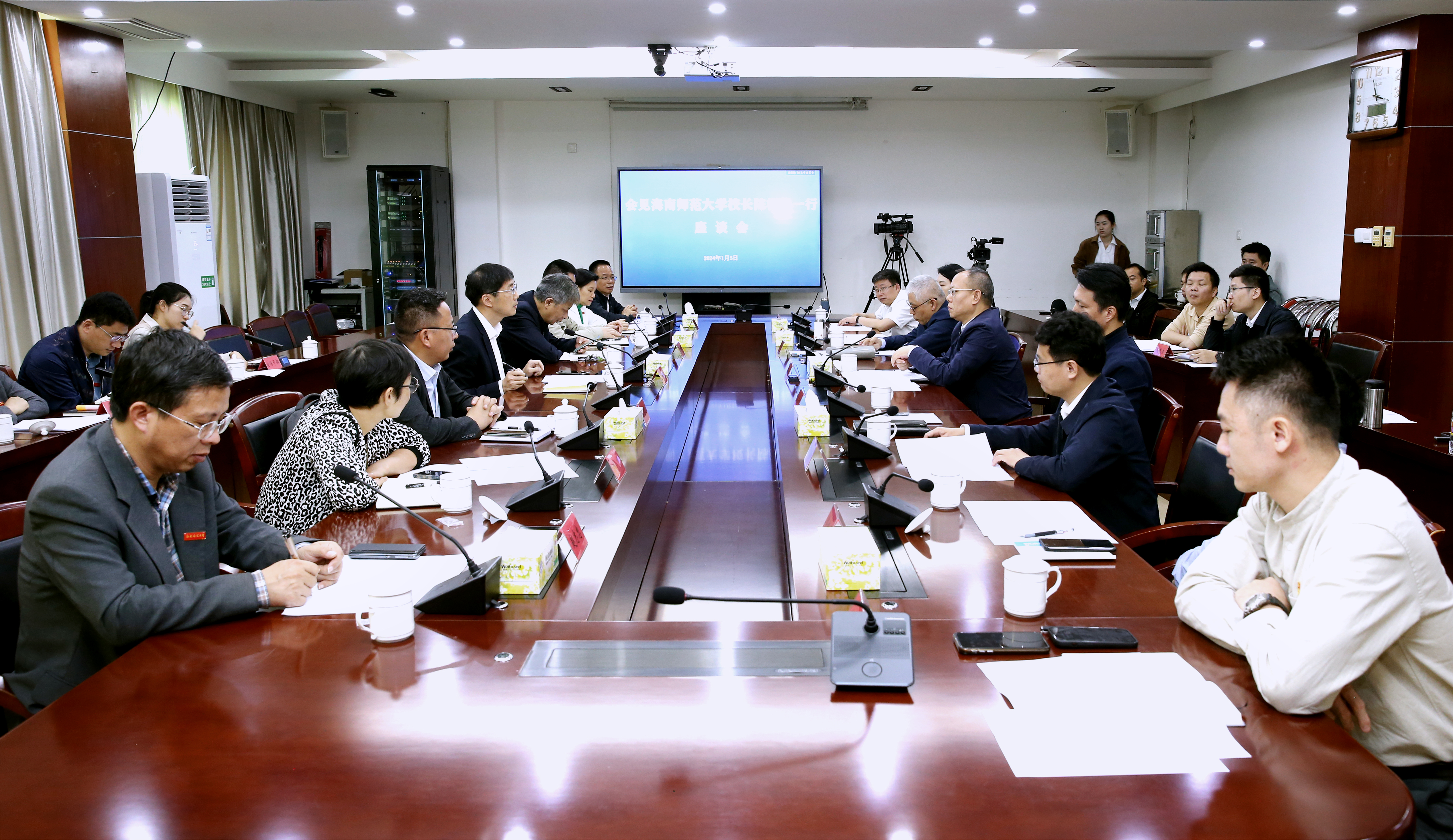 陈相松一行赴定安县交流座谈