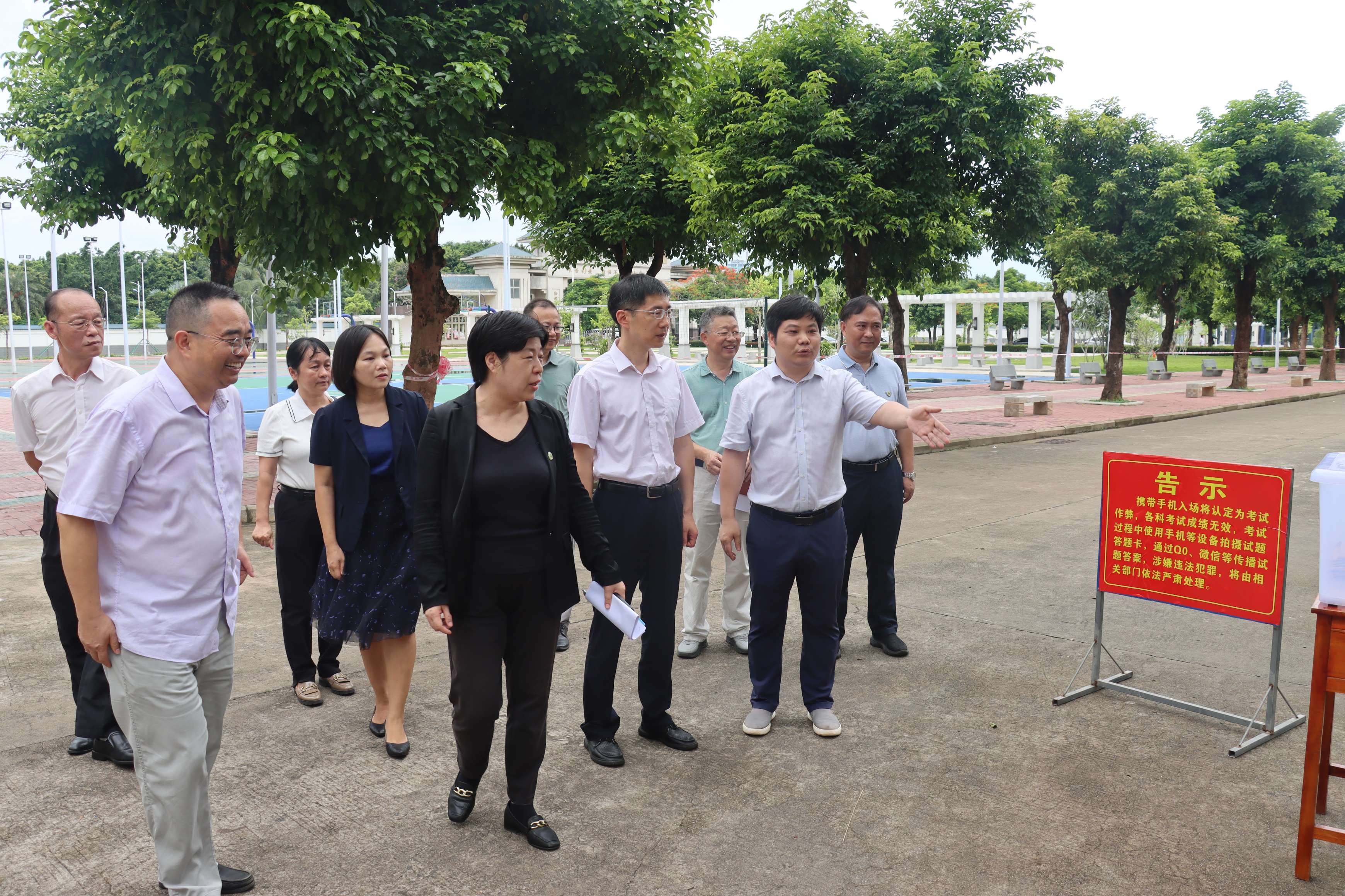 校领导到海师附中检查高考准备工作