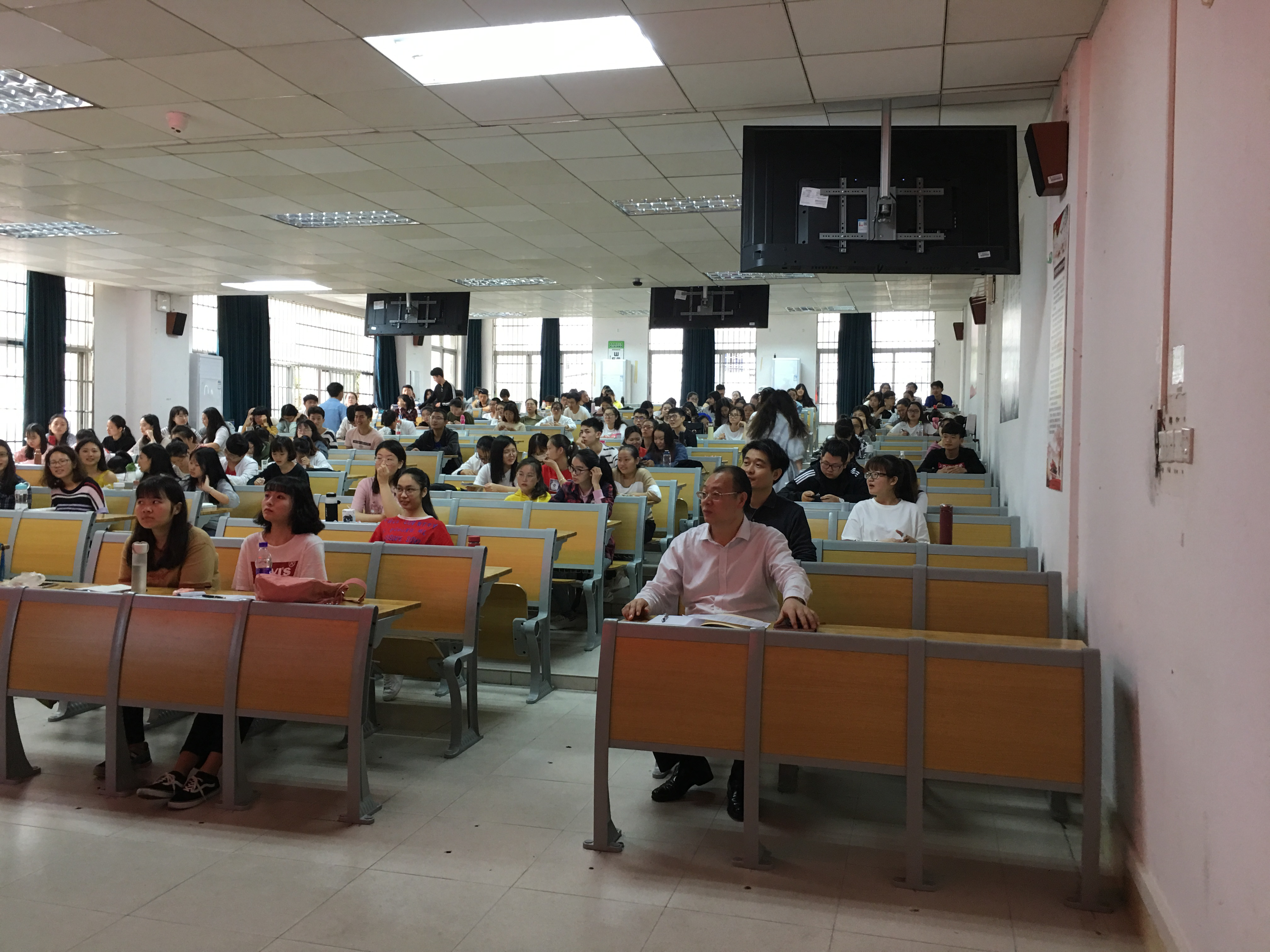 李森副校长深入课堂听课