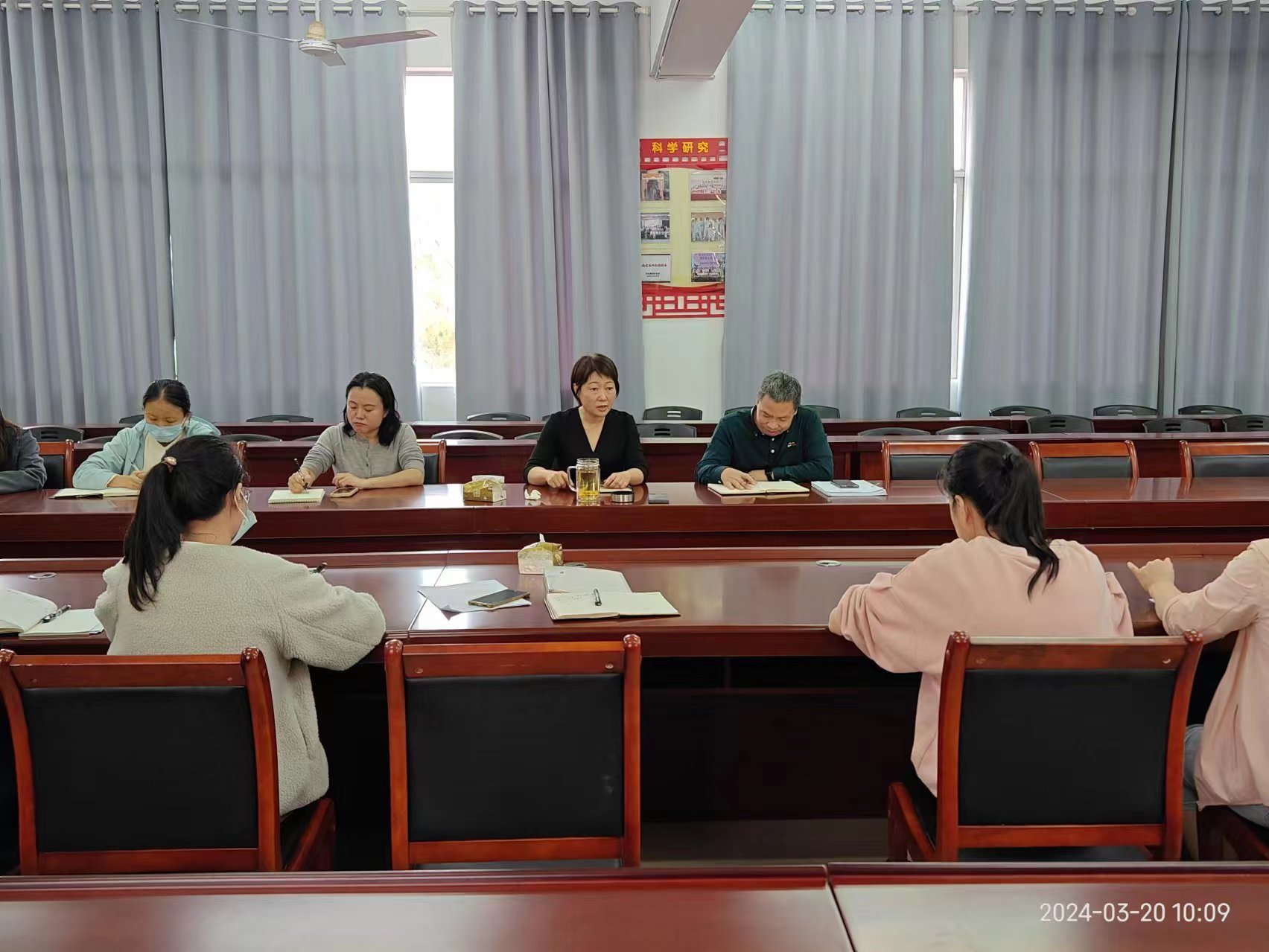 校领导在分管部门召开干部廉政专题教育谈话会