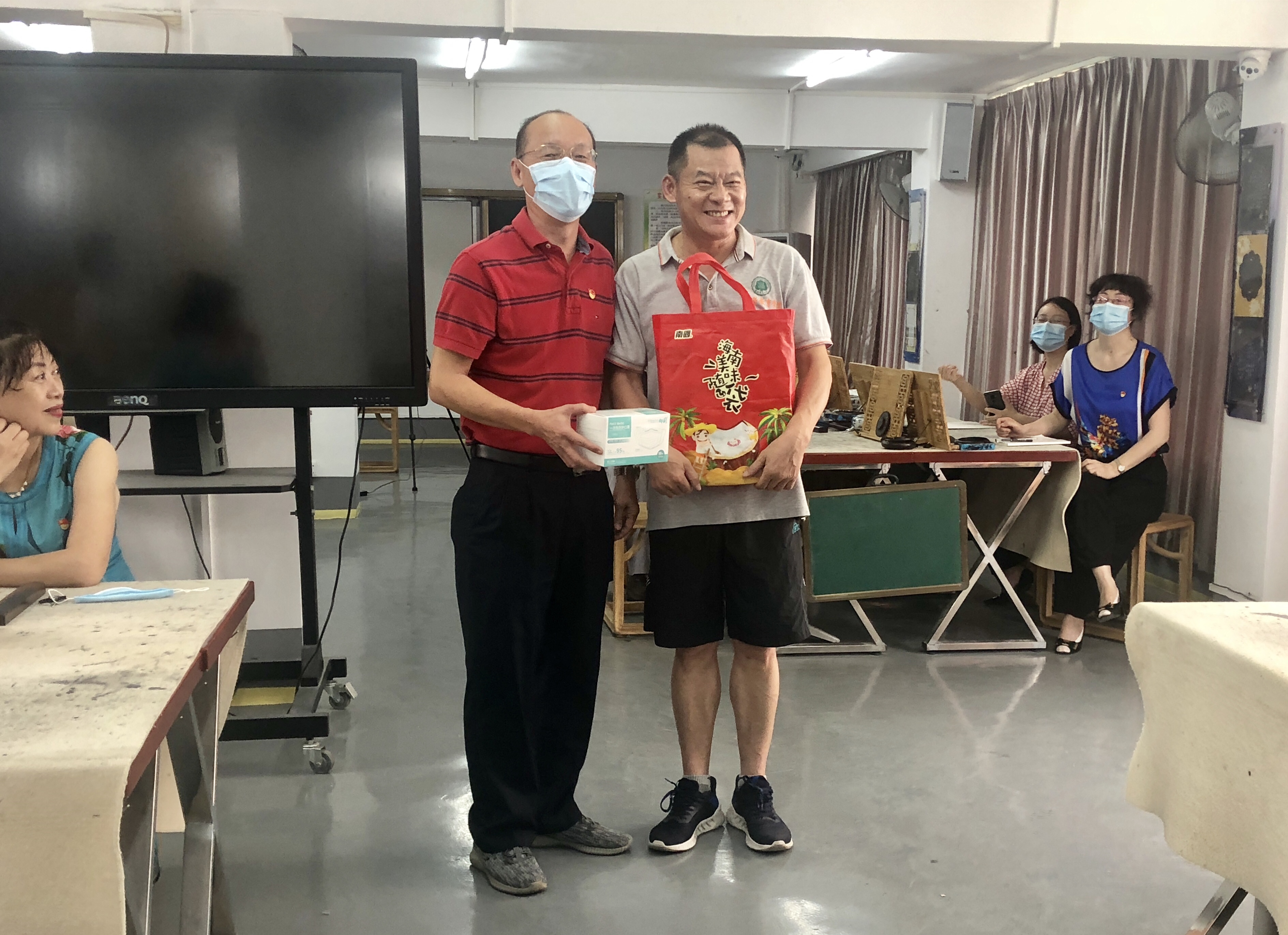 让党徽在志愿服务中闪光――机关党委第九支部助力初等教育学院学生返校工作