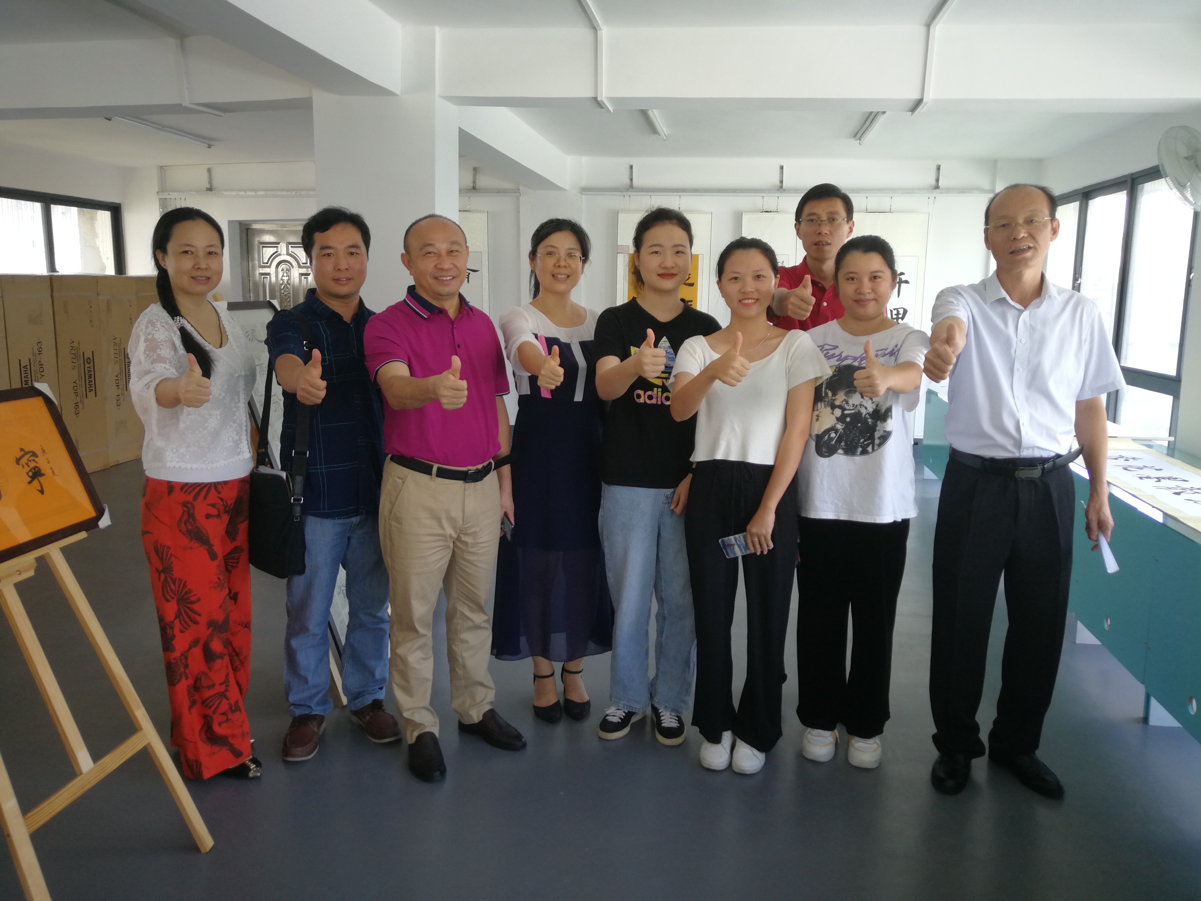 教务处领导莅临初等教育学院参观指导小学教育首届公费师范毕业生艺术研修（书画美术）成果展