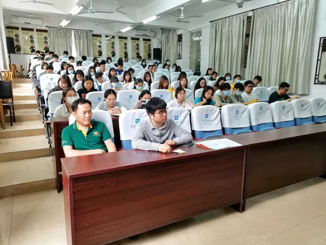 学院举办“塑造自我、成就梦想”就业指导沙龙活动