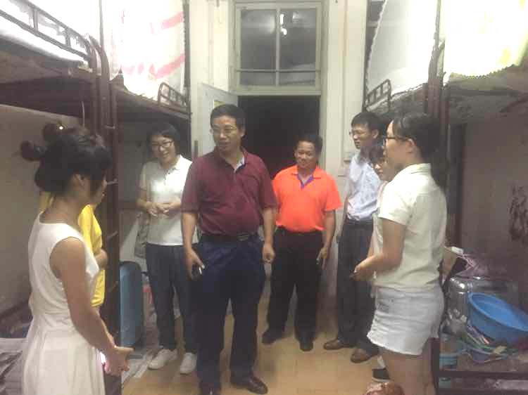 学院领导开学伊始深入学生宿舍