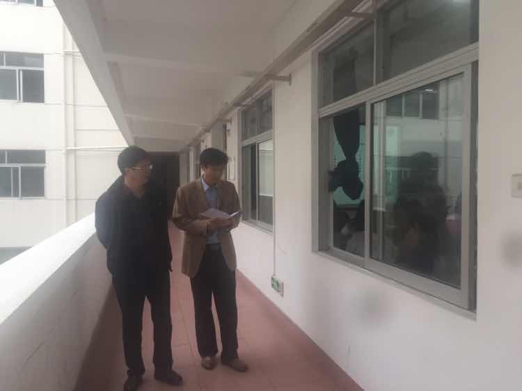 院领导走访课堂 调查开学教学工作情况