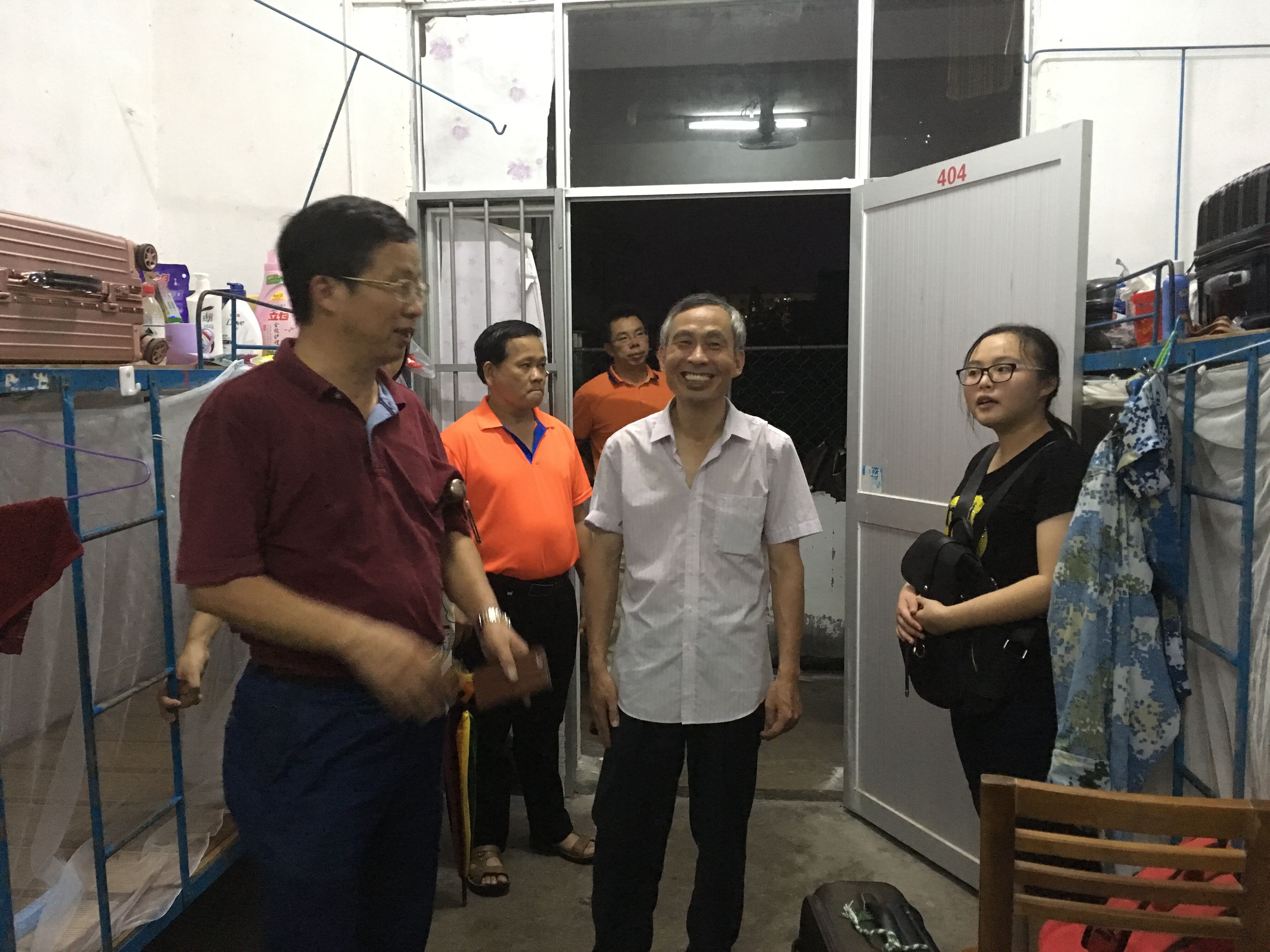 院领导走访新生宿舍